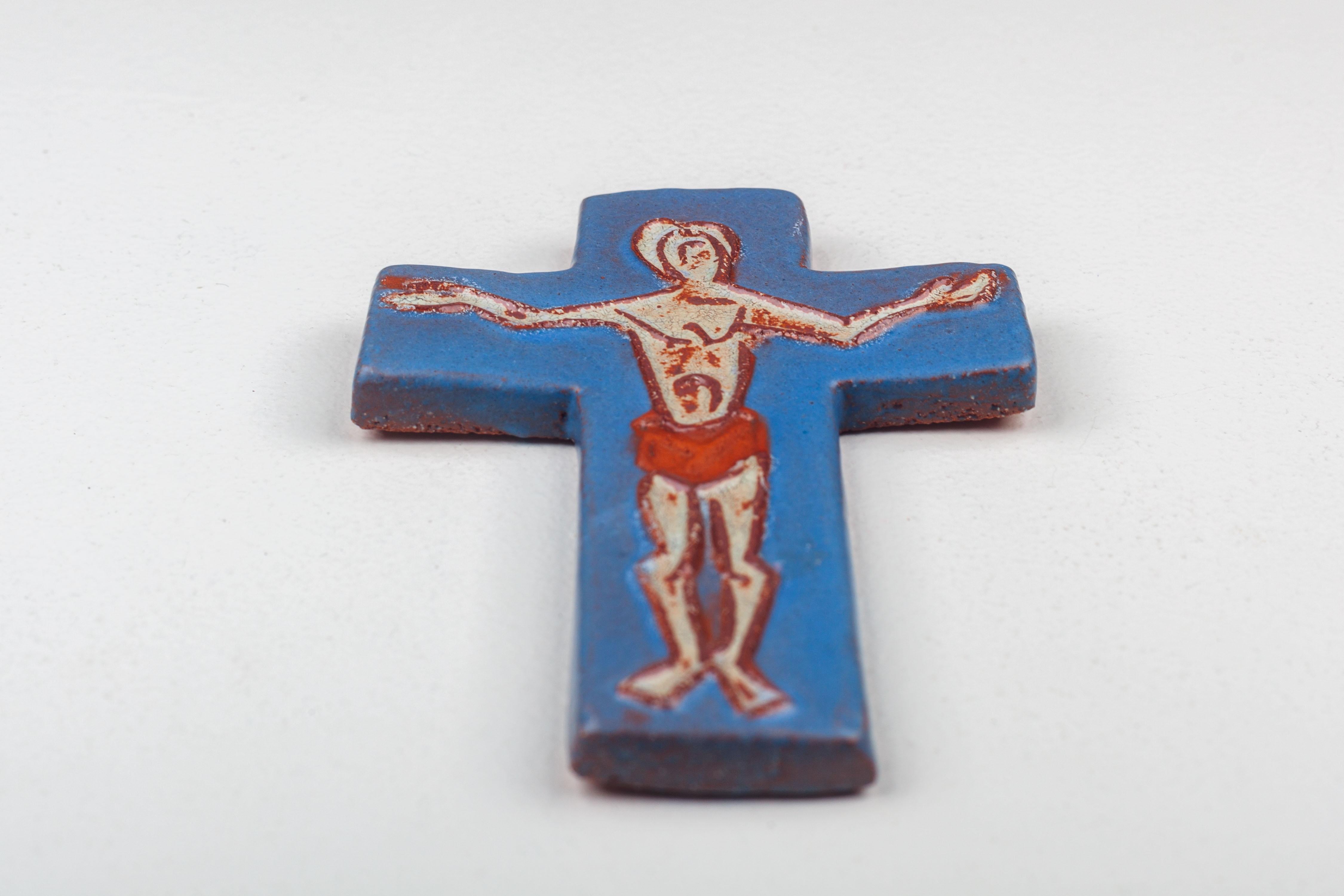 Céramique Croix en céramique bleue avec Christ abstrait dessiné en lignes en vente