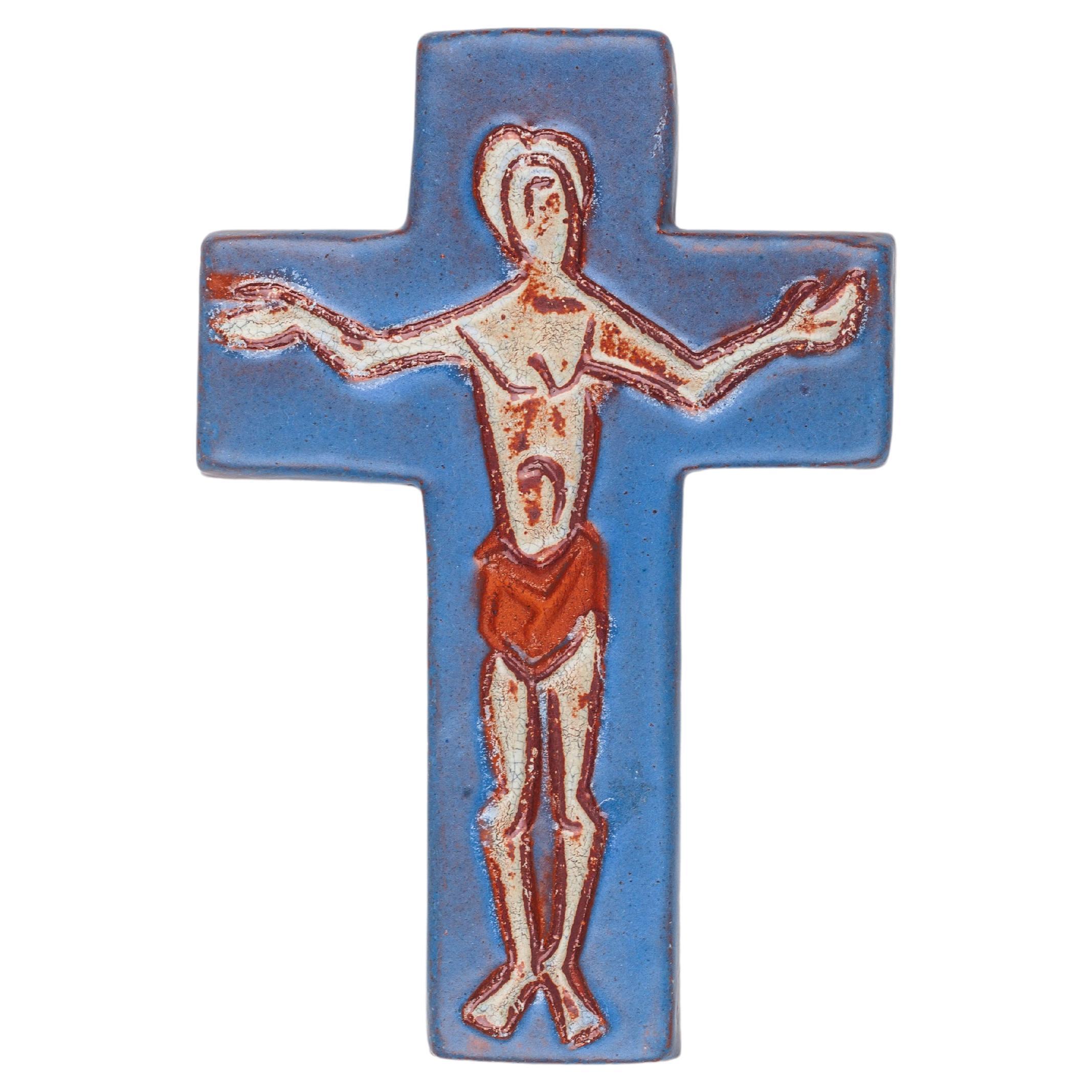 Blaues Keramikkreuz mit abstraktem, linear gezeichnetem Christus