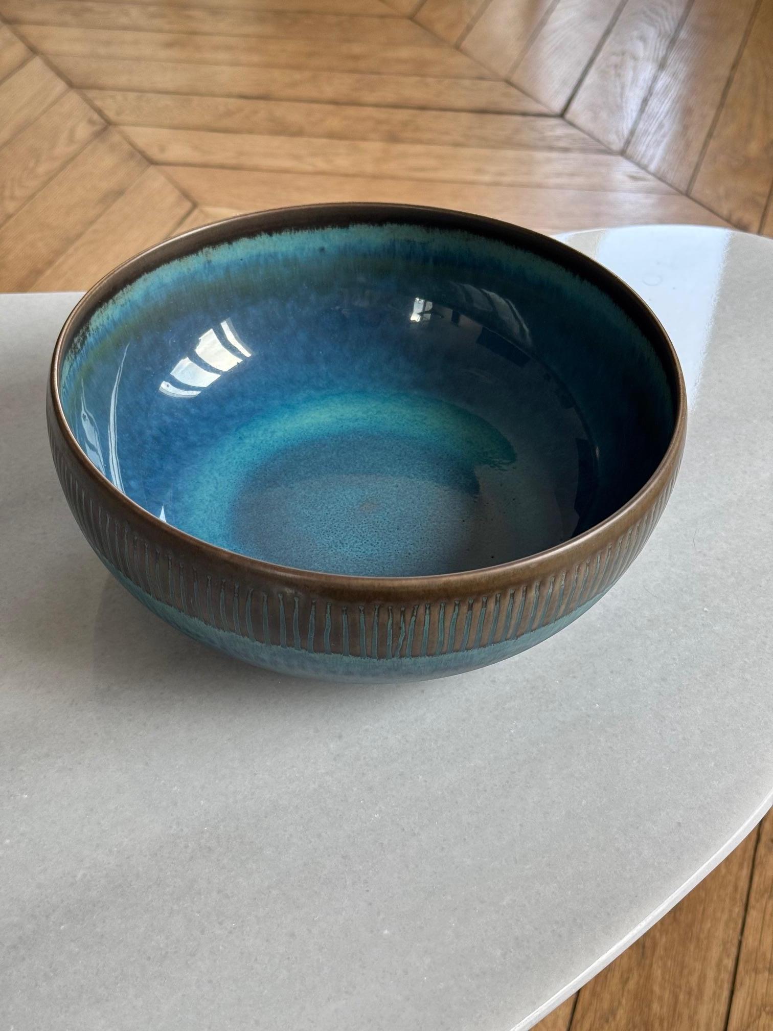 Stig Lindberg, (1916-1982)
Coupe en grès bleu/turquoise/brun pour le studio Gustavsberg, années 1950, Unique , Suède, Signé.
Diamètre 23 cm
 