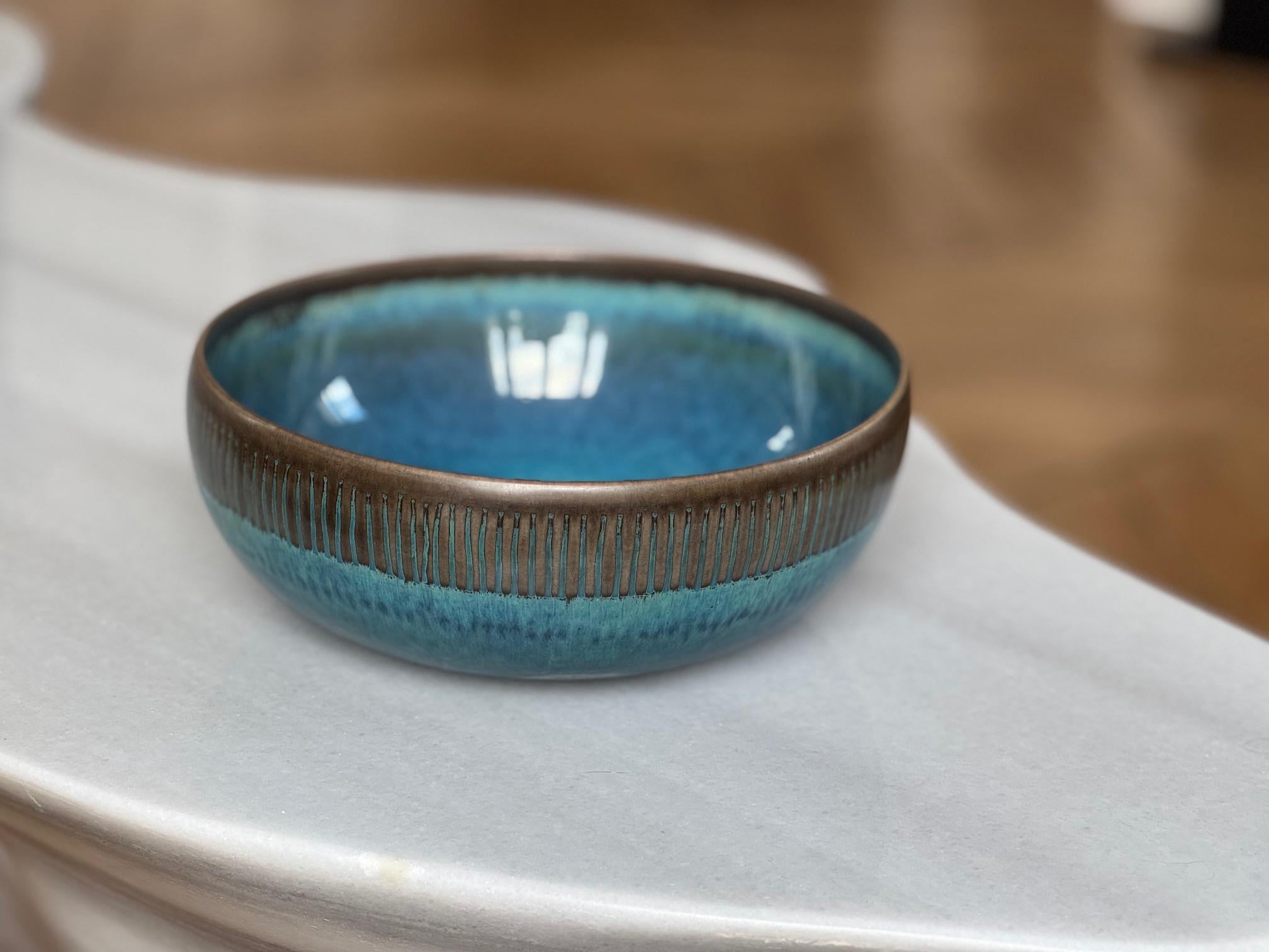 Milieu du XXe siècle Coupe en céramique bleue signée par Stig Lindberg pour Gustavsberg 1950's en vente