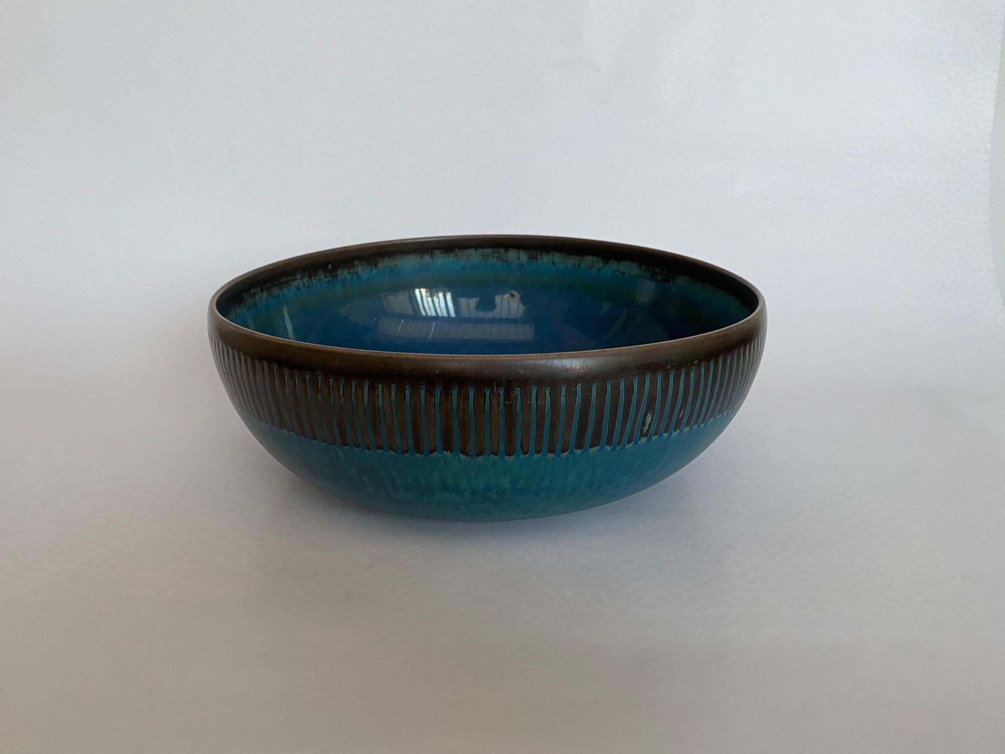 Coupe en céramique bleue signée par Stig Lindberg pour Gustavsberg 1950's en vente 3