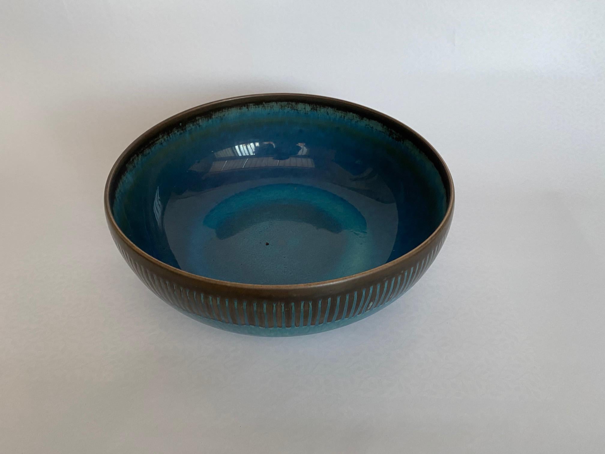 Coupe en céramique bleue signée par Stig Lindberg pour Gustavsberg 1950's en vente 4