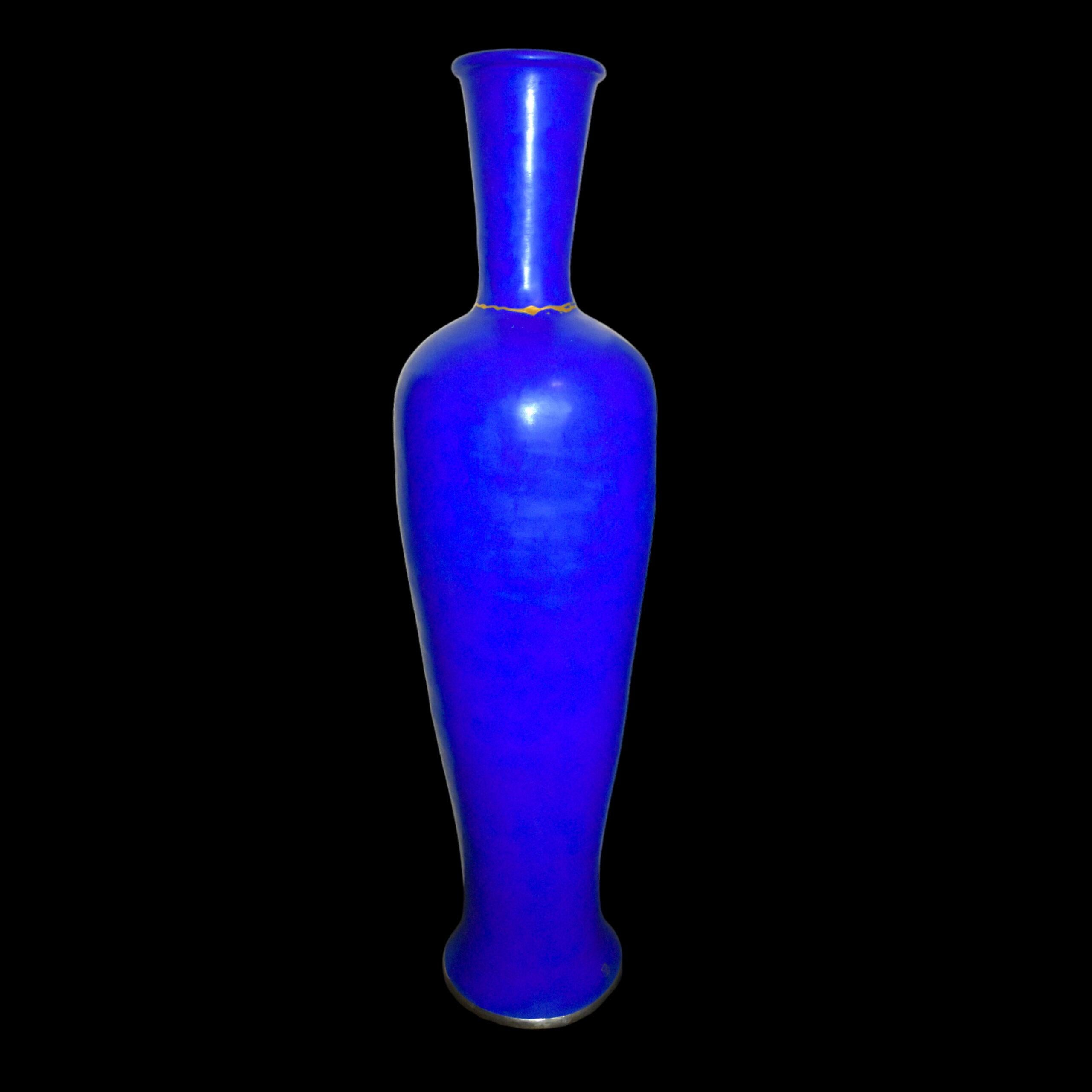 Vaso di terracotta con patina di calce

Fratturatosi durante il trasporto, il pezzo è stato restaurato utilizzando la tradizionale tecnica Kintsugi con oro a 24 carati.

Ho aggiunto degli strass nell'oro per evocare una collana.

Altezza: 120