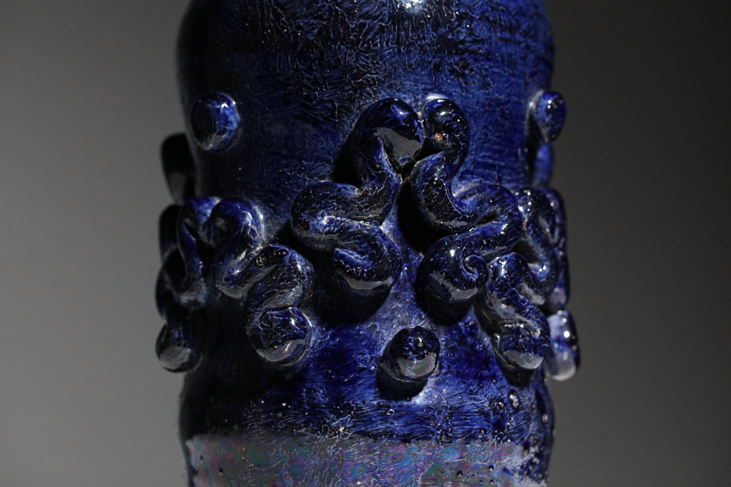 Pied de lampe de table des années 50 par le céramiste Jean Austry réalisé dans les années 50. Structure du pied de la lampe en poterie émaillée d'un bleu profond, avec un décor en relief sur le centre de la céramique. Très bon état vintage de