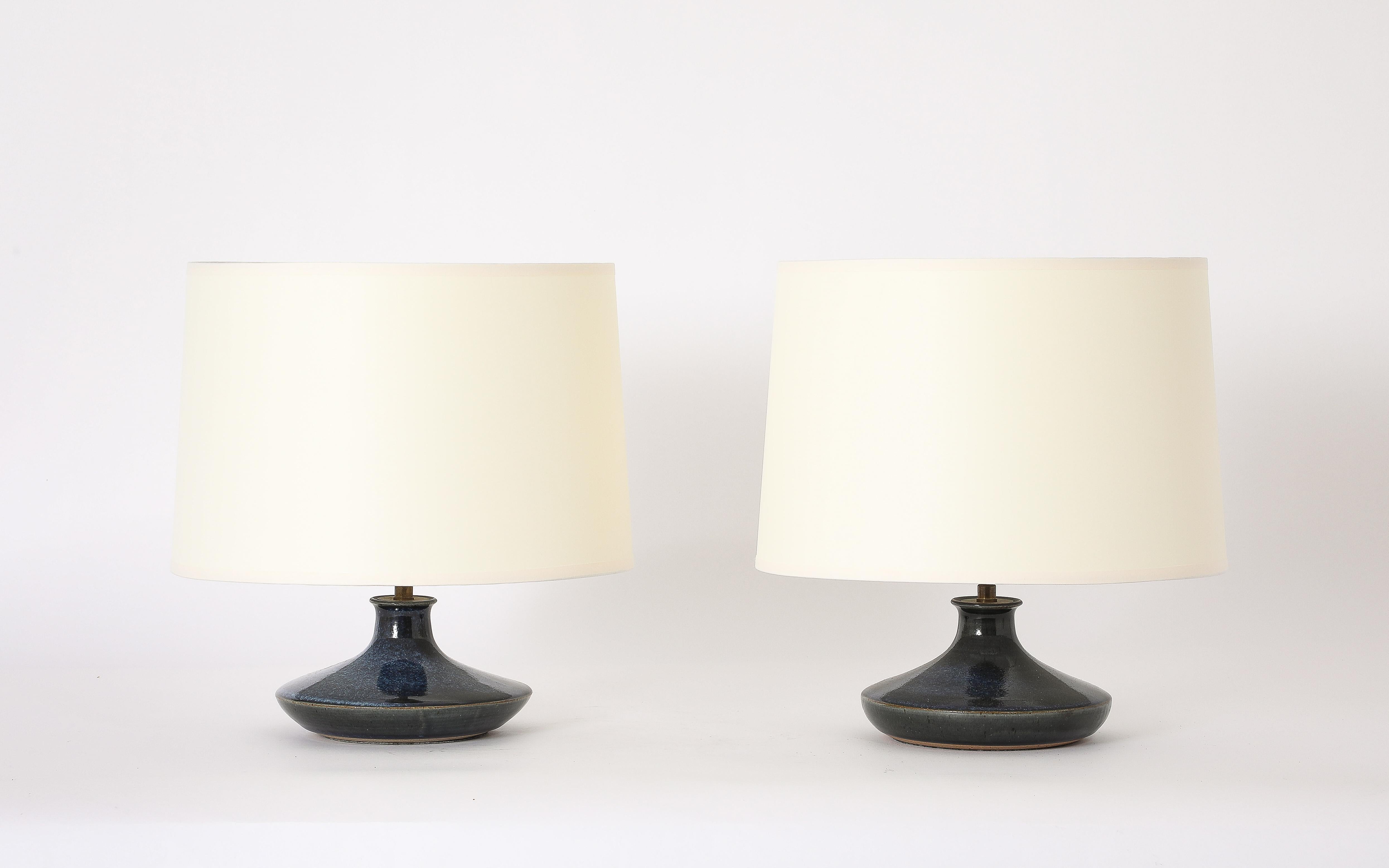 Paire de lampes en céramique en forme de disque avec une glaçure bleue ombrée.

Base seule 7x7
