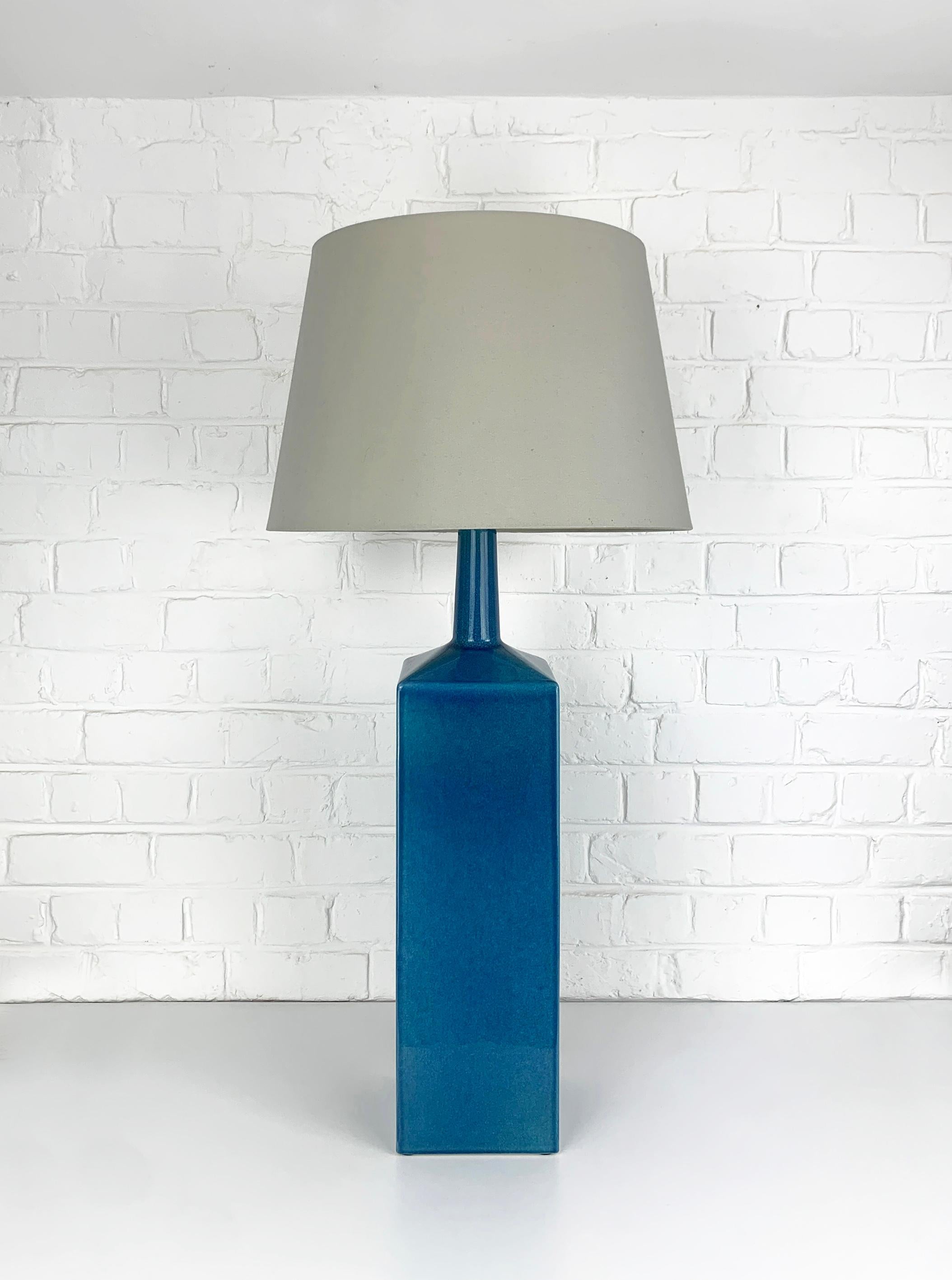 Rare lampadaire Le Klint, modèle no. 357. La hauteur approximative de la lampe avec un abat-jour est d'environ 37