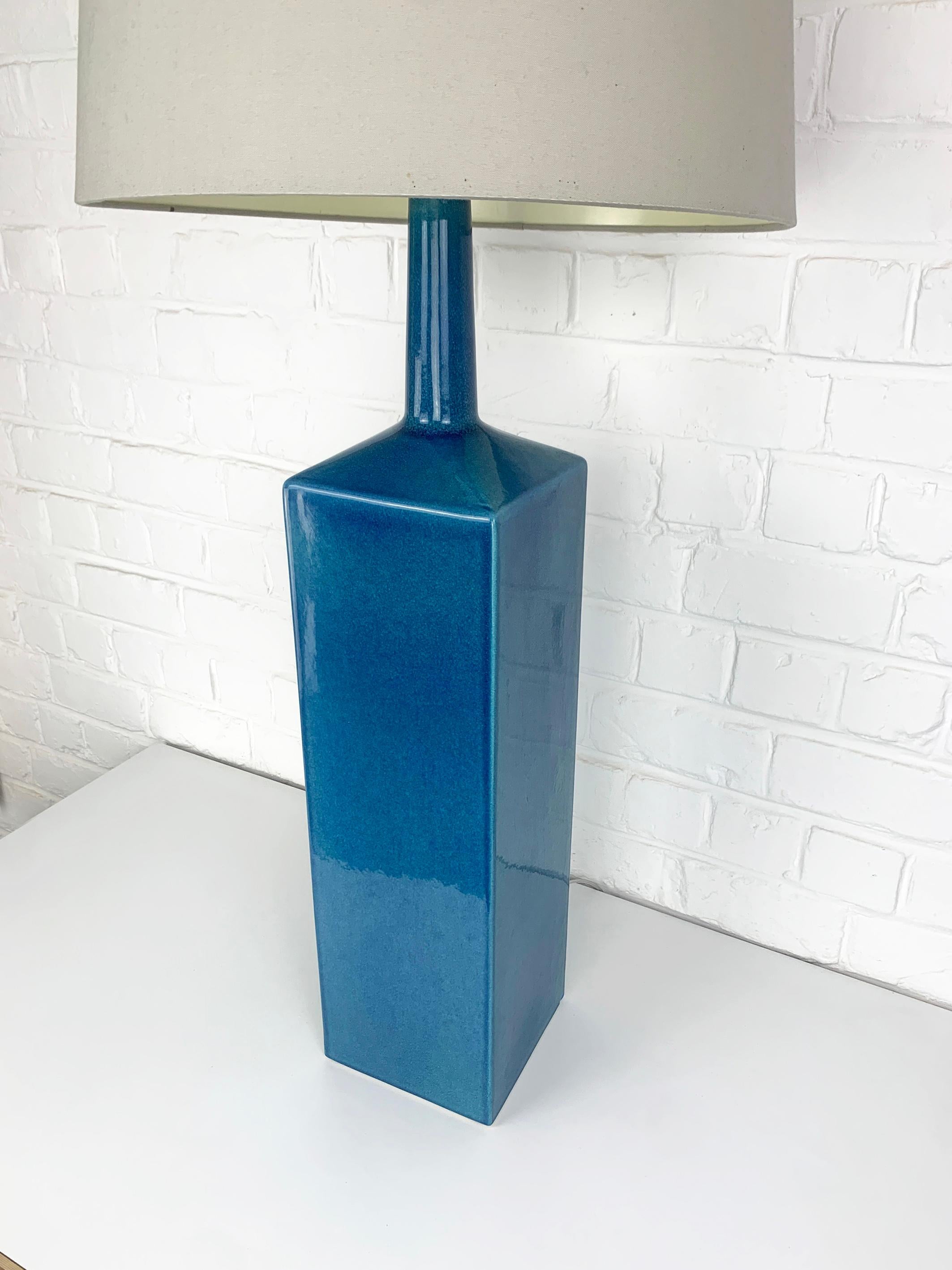 Scandinave moderne Lampadaire Le Klint en céramique bleue Référence 357 grès émaillé Danemark en vente