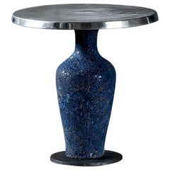 Blaublauer Keramiktisch mit niedrigem Mitteltisch