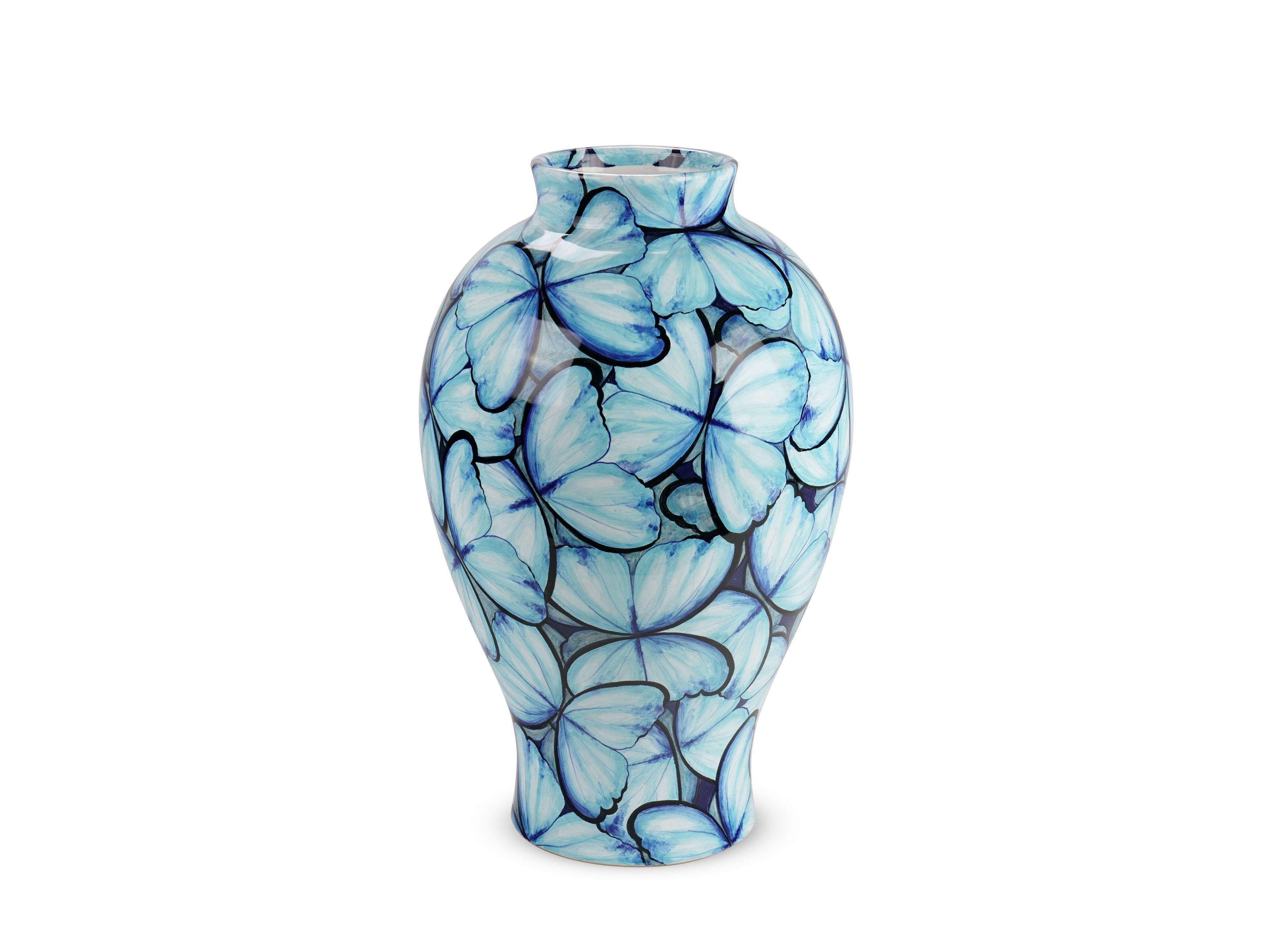 Vase en céramique bleue avec papillons décoratifs peints à la main, Italie en vente 3