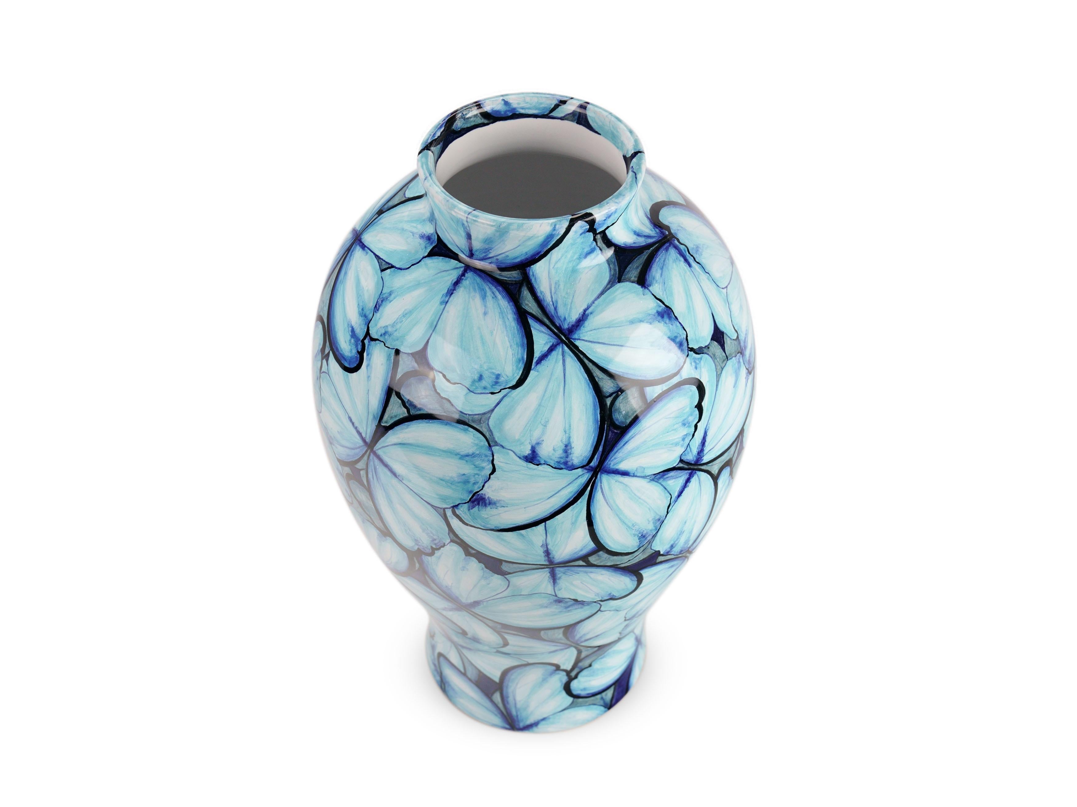 Vase en céramique bleue avec papillons décoratifs peints à la main, Italie en vente 5