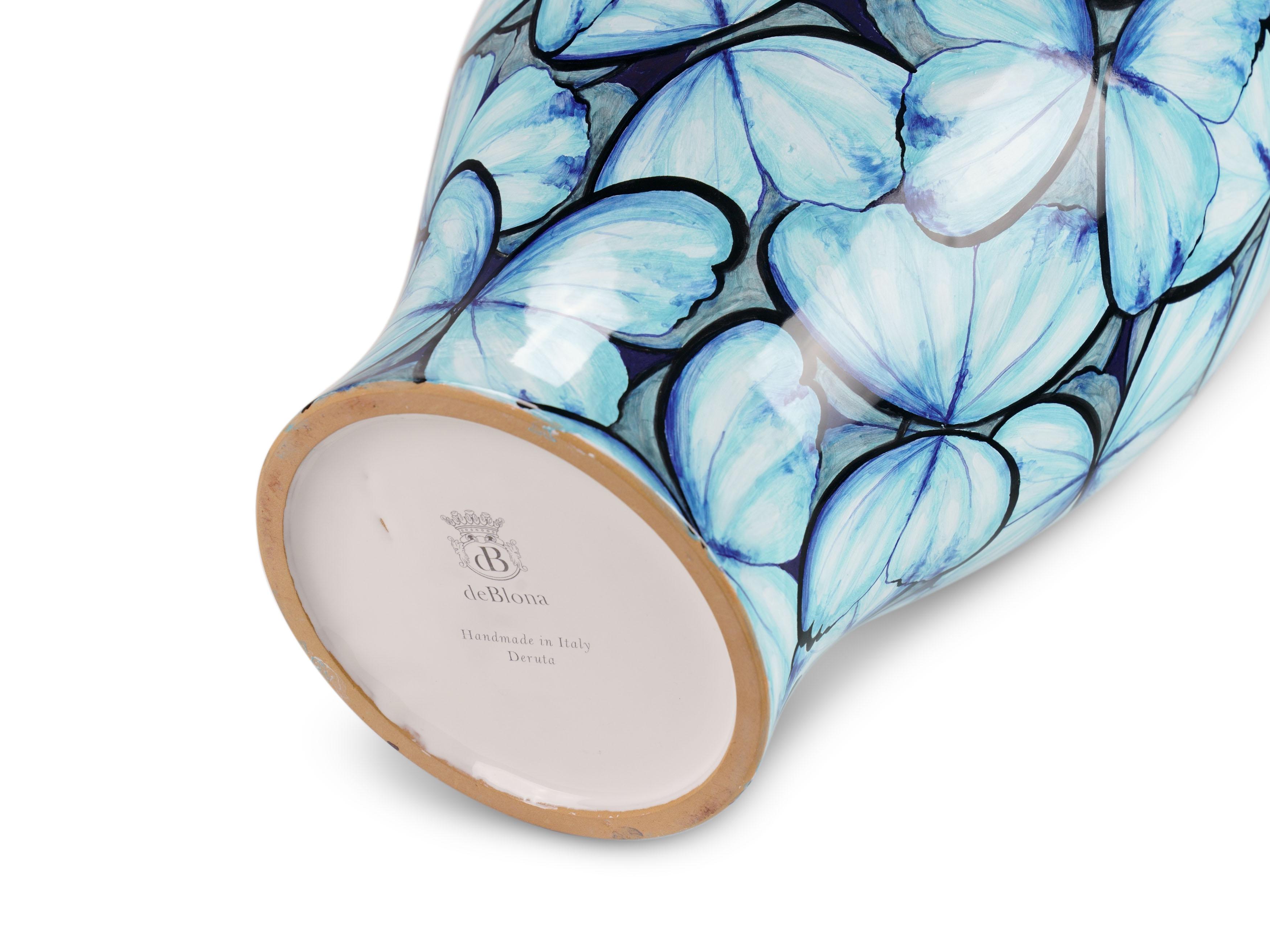 Vase en céramique bleue avec papillons décoratifs peints à la main, Italie en vente 6