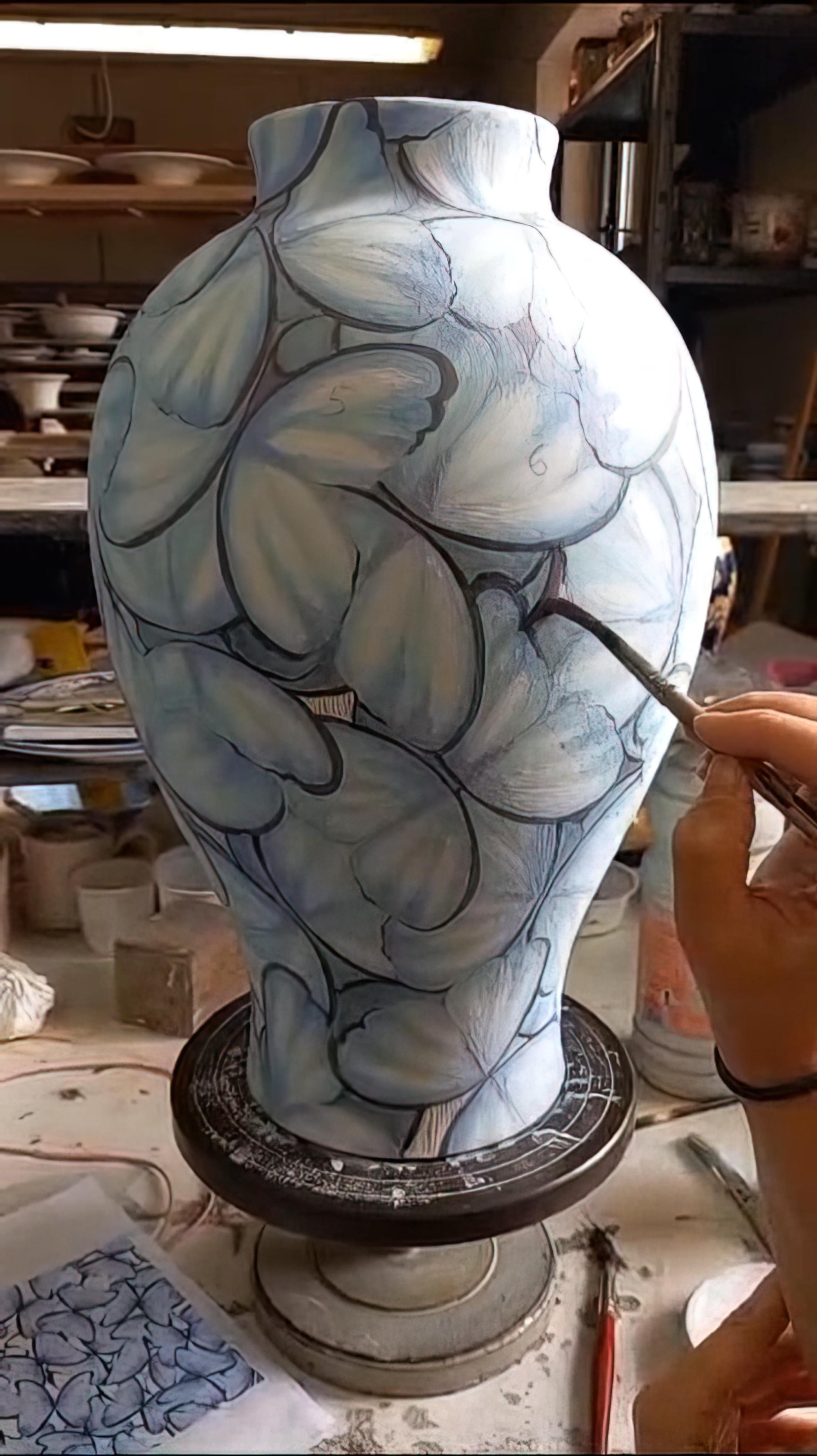 Moderne Vase en céramique bleue avec papillons décoratifs peints à la main, Italie en vente