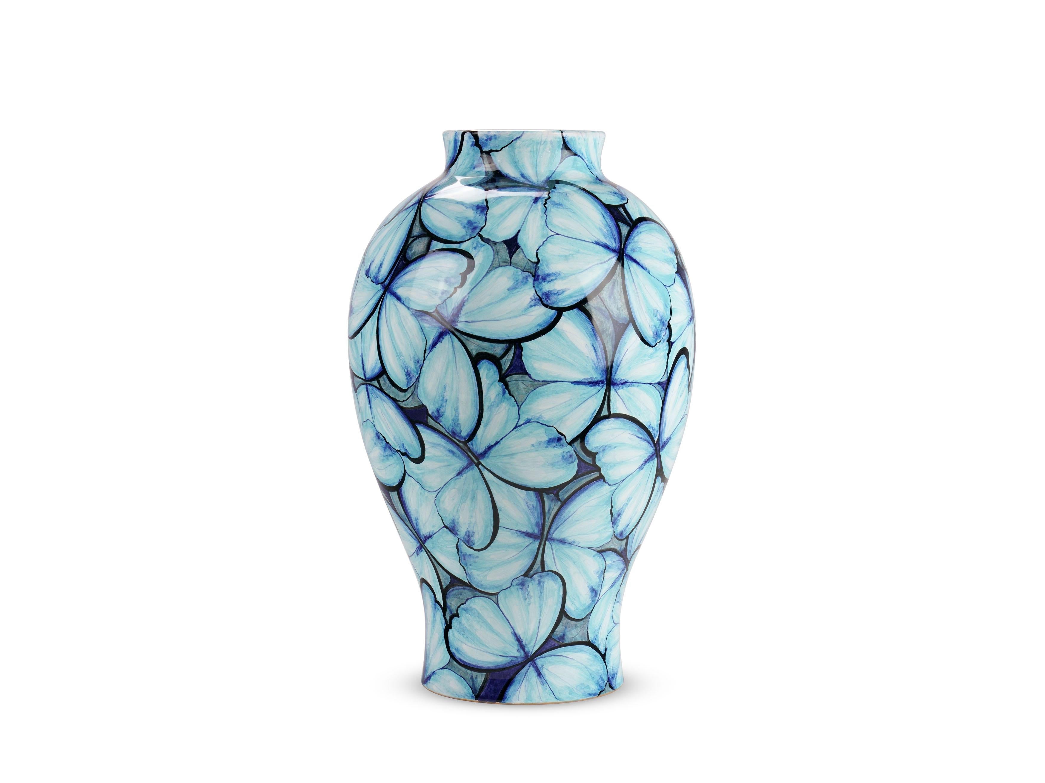 Peint à la main Vase en céramique bleue avec papillons décoratifs peints à la main, Italie en vente