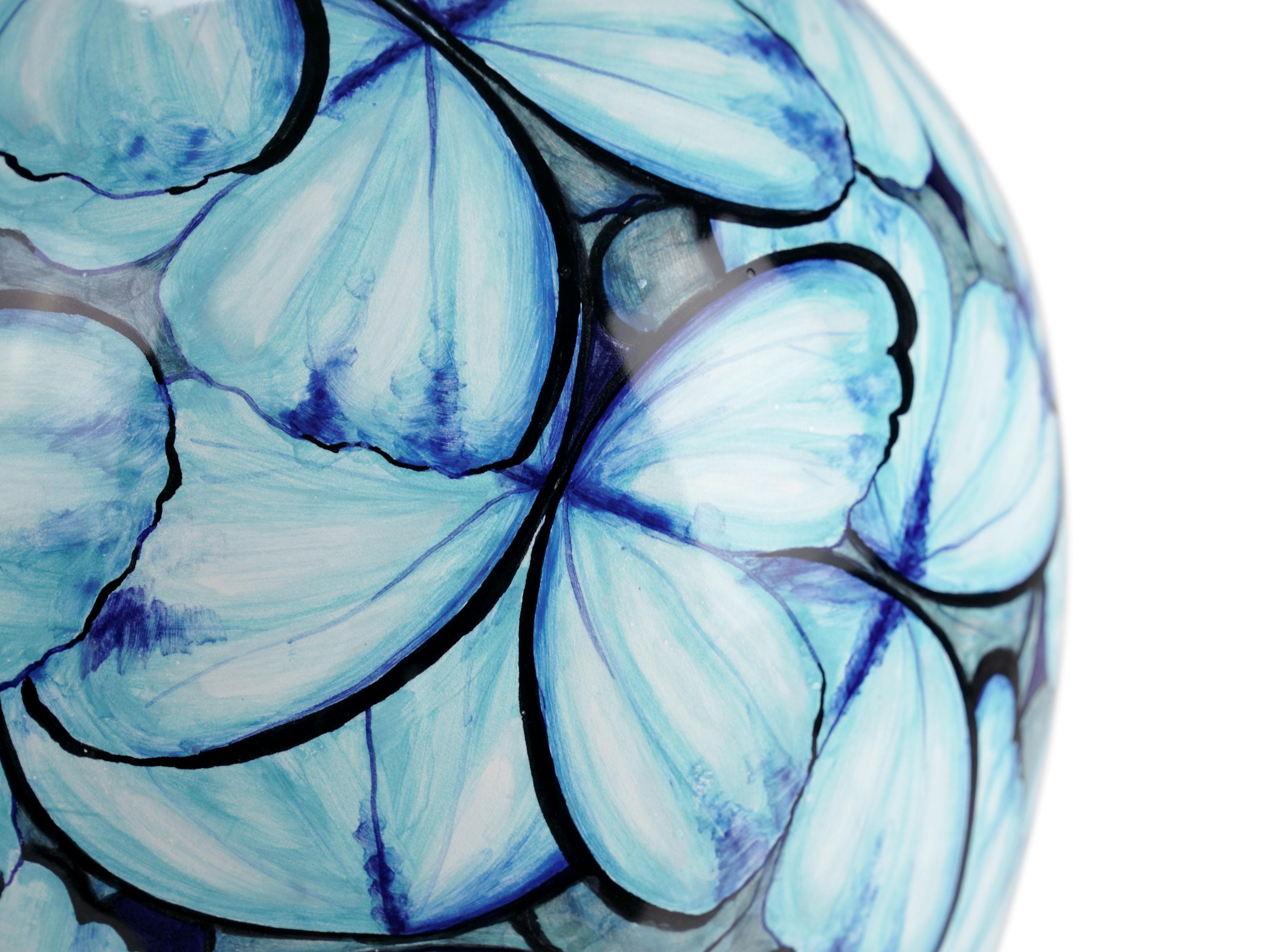 XXIe siècle et contemporain Vase en céramique bleue avec papillons décoratifs peints à la main, Italie en vente