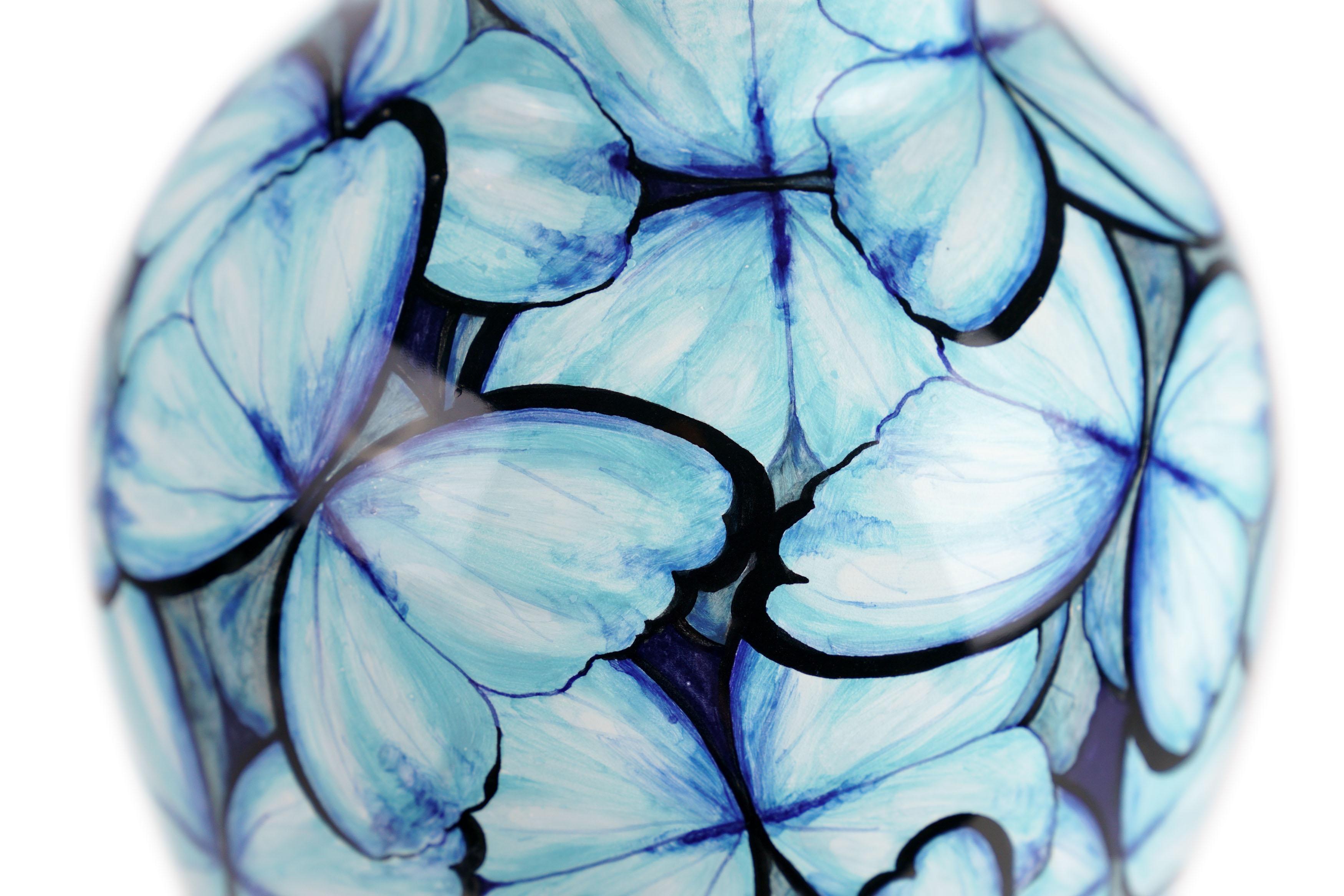 Céramique Vase en céramique bleue avec papillons décoratifs peints à la main, Italie en vente