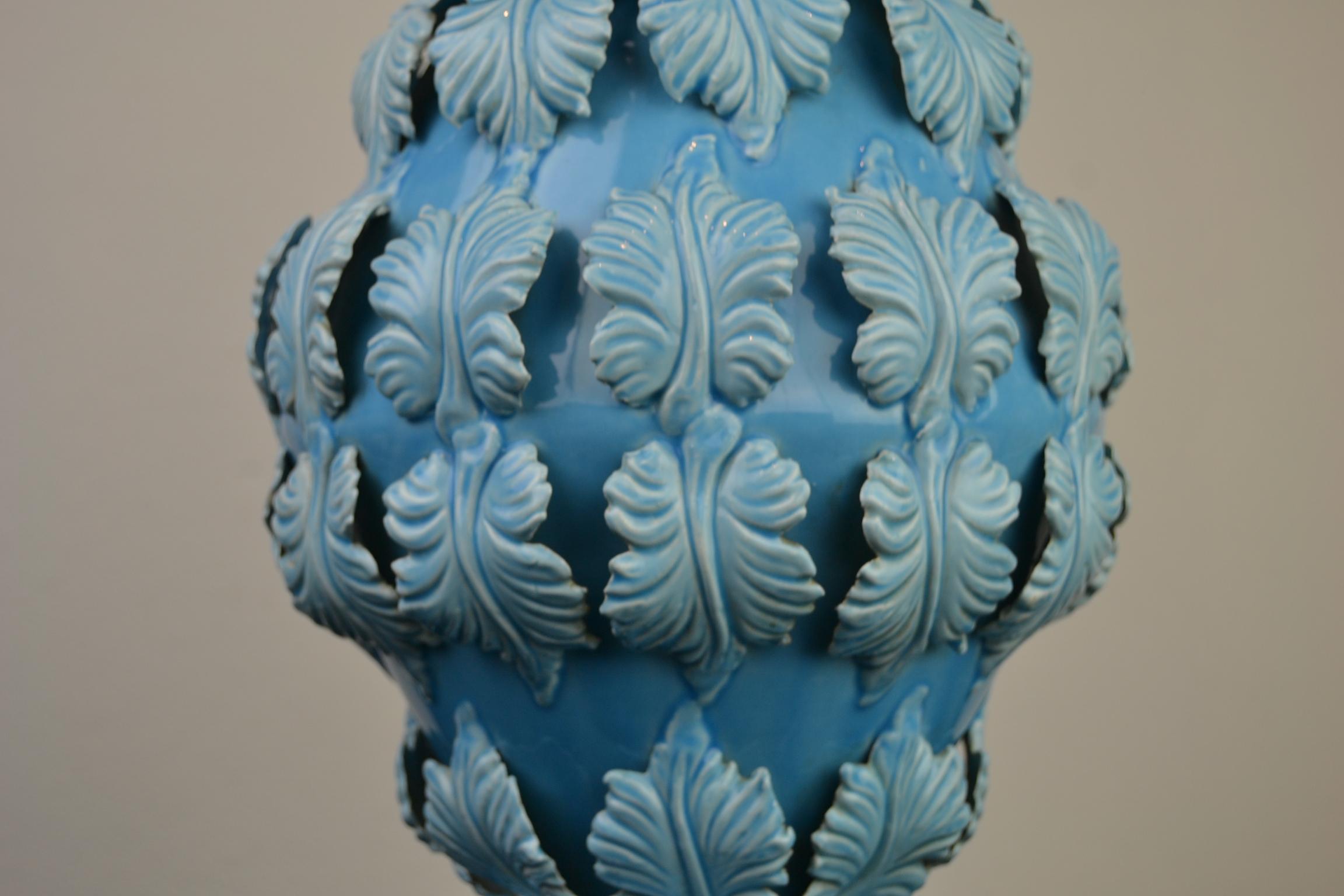 Lampe de table Manises Espagne en céramique bleue avec feuilles:: années 1960 7