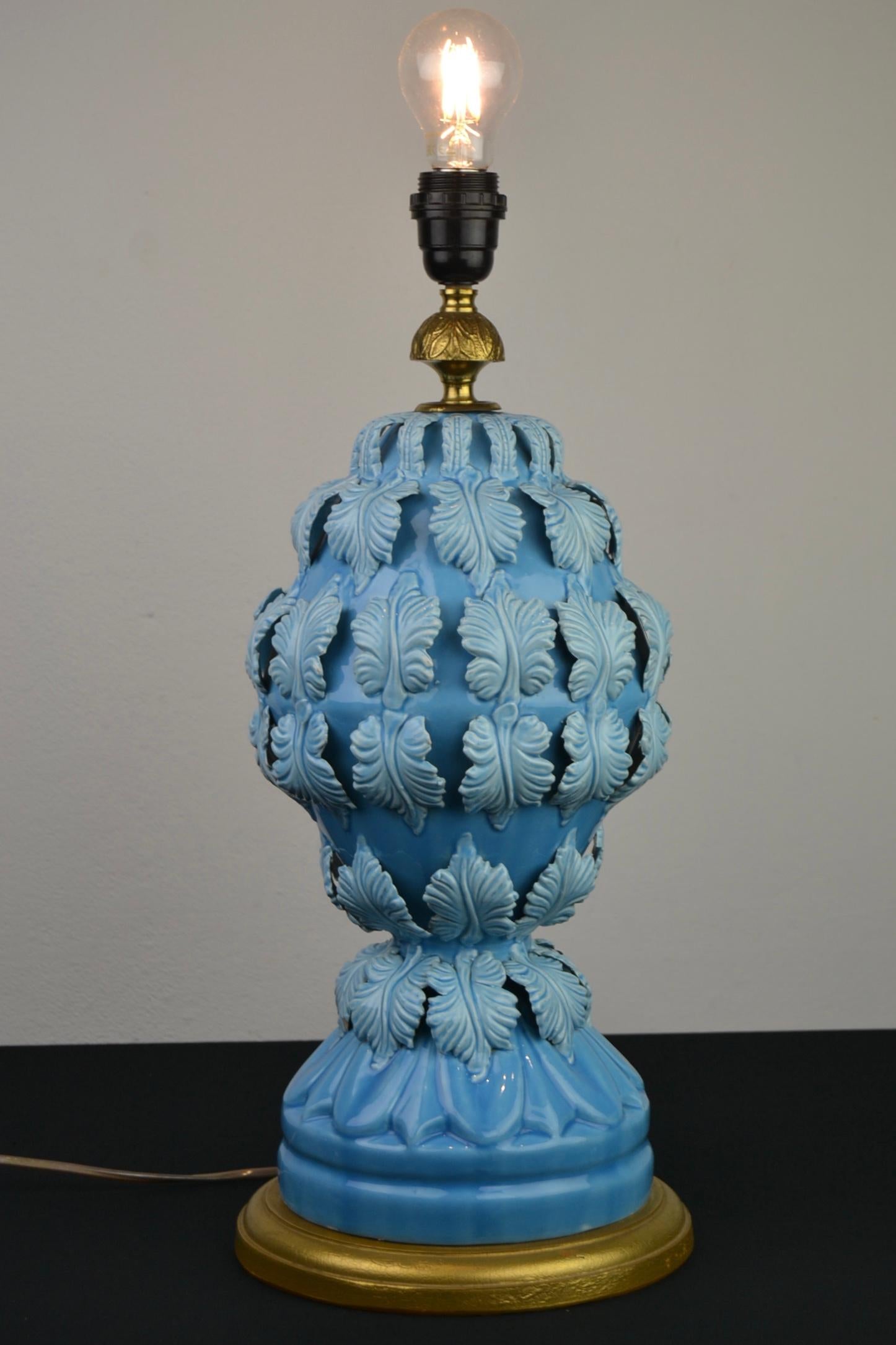 Lampe de table Manises Espagne en céramique bleue avec feuilles:: années 1960 12