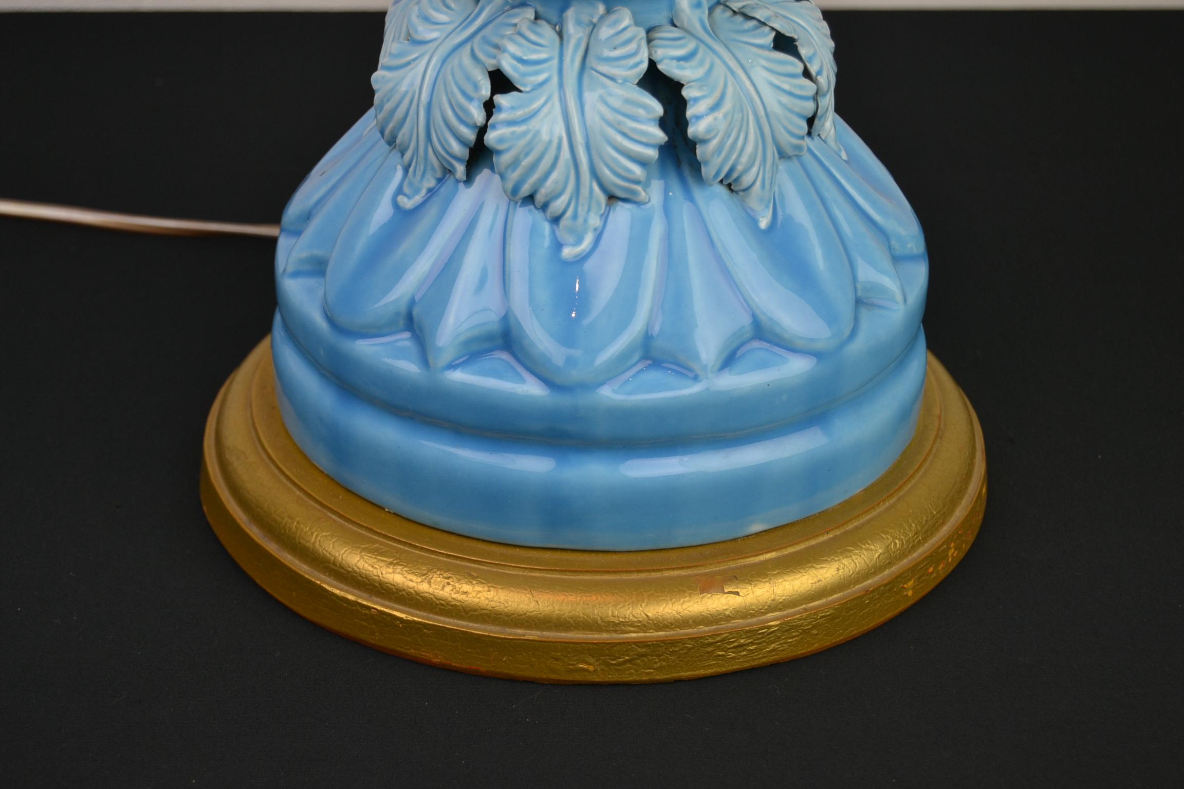 Lampe de table Manises Espagne en céramique bleue avec feuilles:: années 1960 Bon état à Antwerp, BE