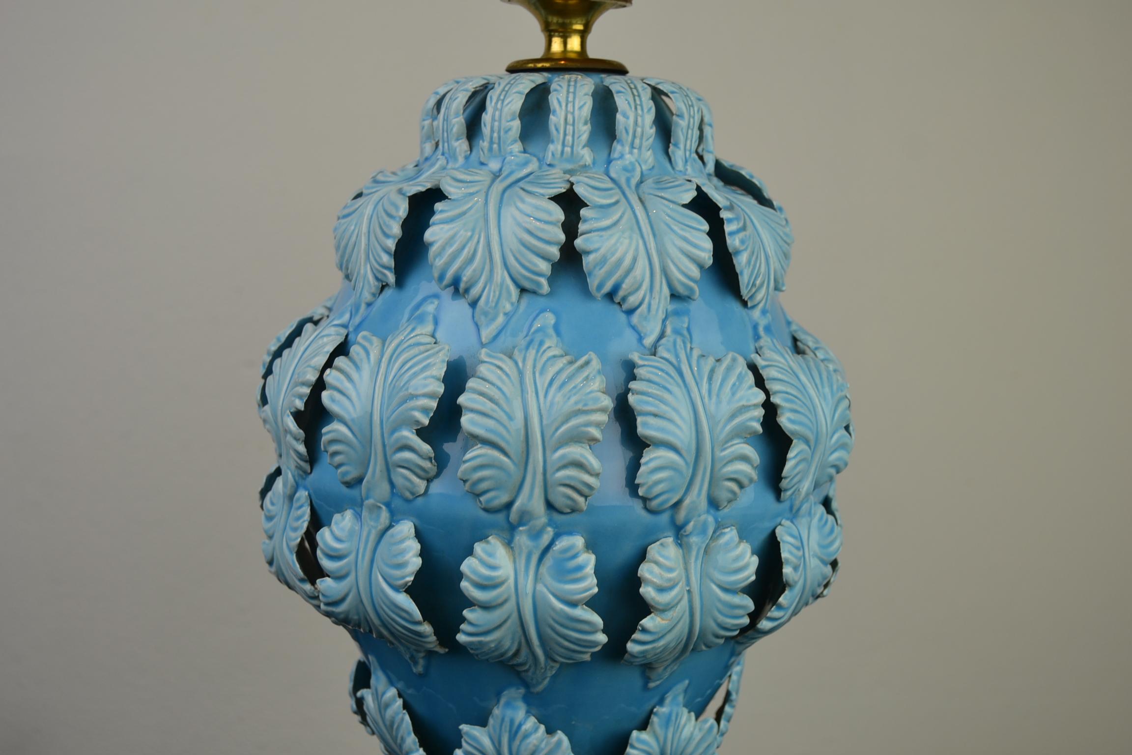 Lampe de table Manises Espagne en céramique bleue avec feuilles:: années 1960 2