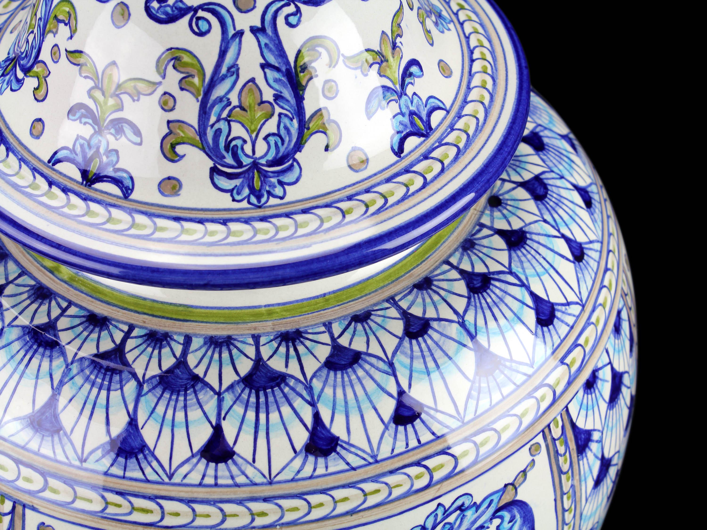 Blue Ceramic Potiche Centerpiece Vase Lid Majolica Hand Painted Deruta Italy In New Condition For Sale In Recanati, IT