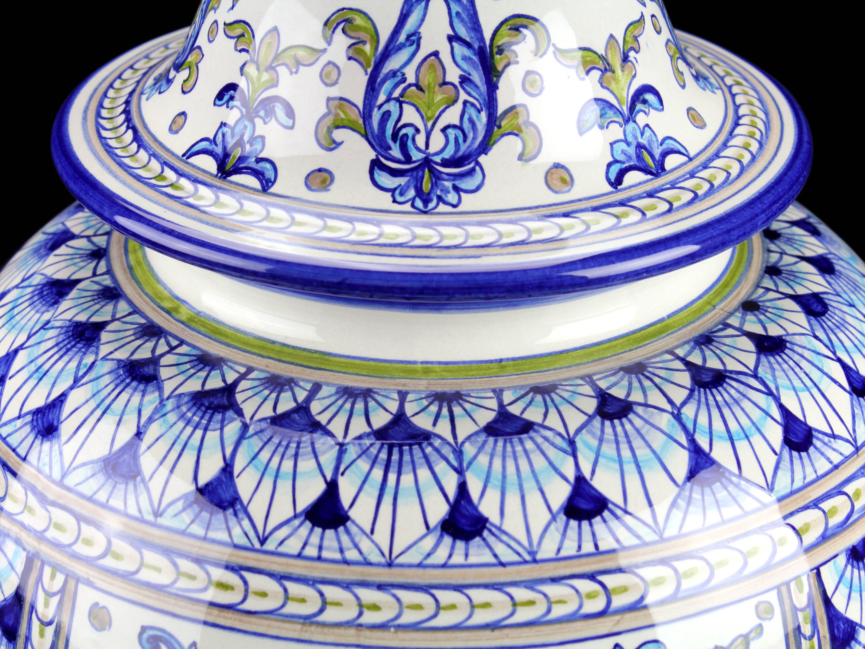 Tapa Jarrón Potiche de Cerámica Azul Mayólica Pintada a Mano Deruta Italia Siglo XXI y contemporáneo en venta