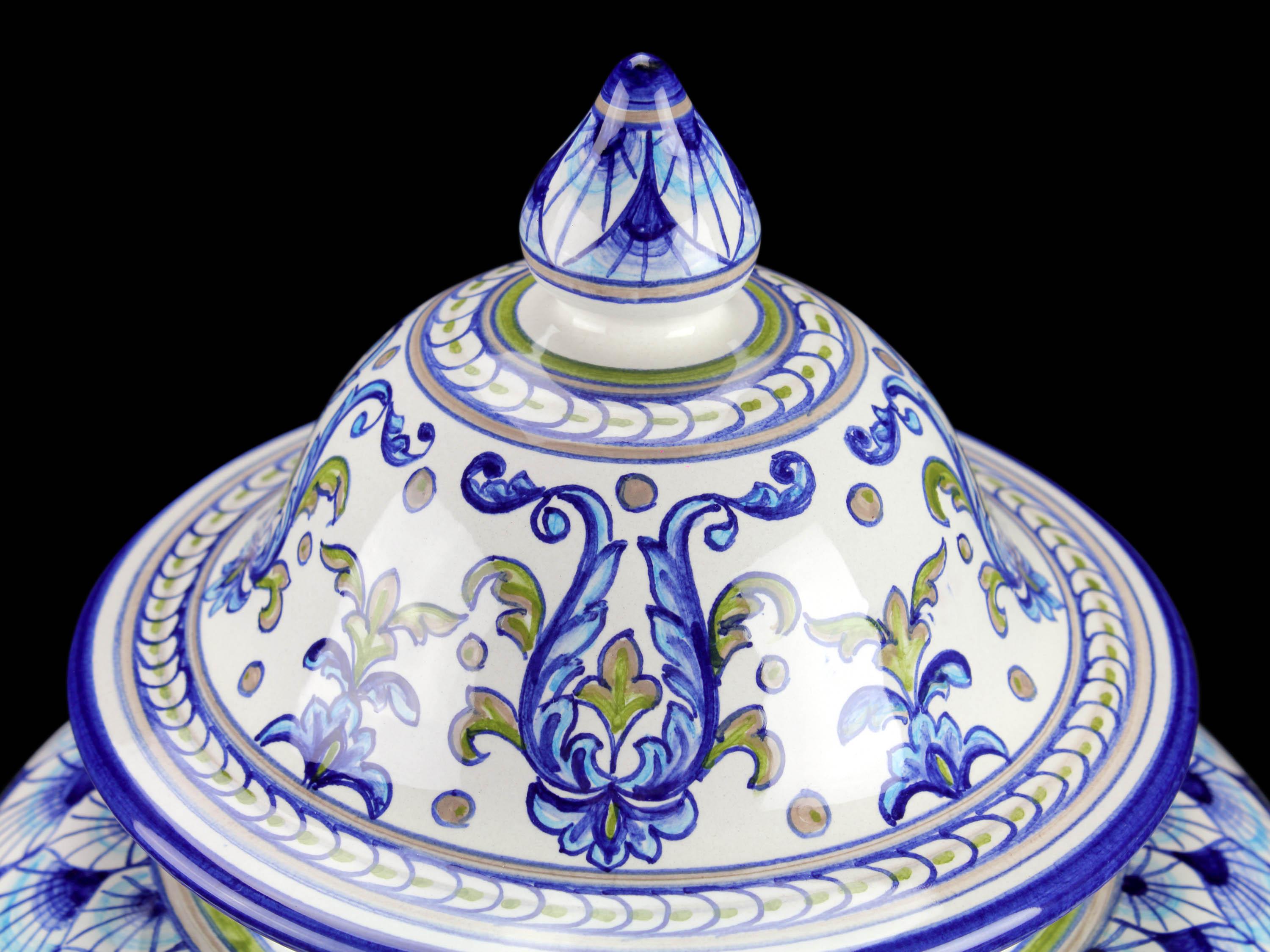 Céramique Vase de centre de table Potiche en céramique bleue avec couvercle en majolique peint à la main Deruta, Italie en vente