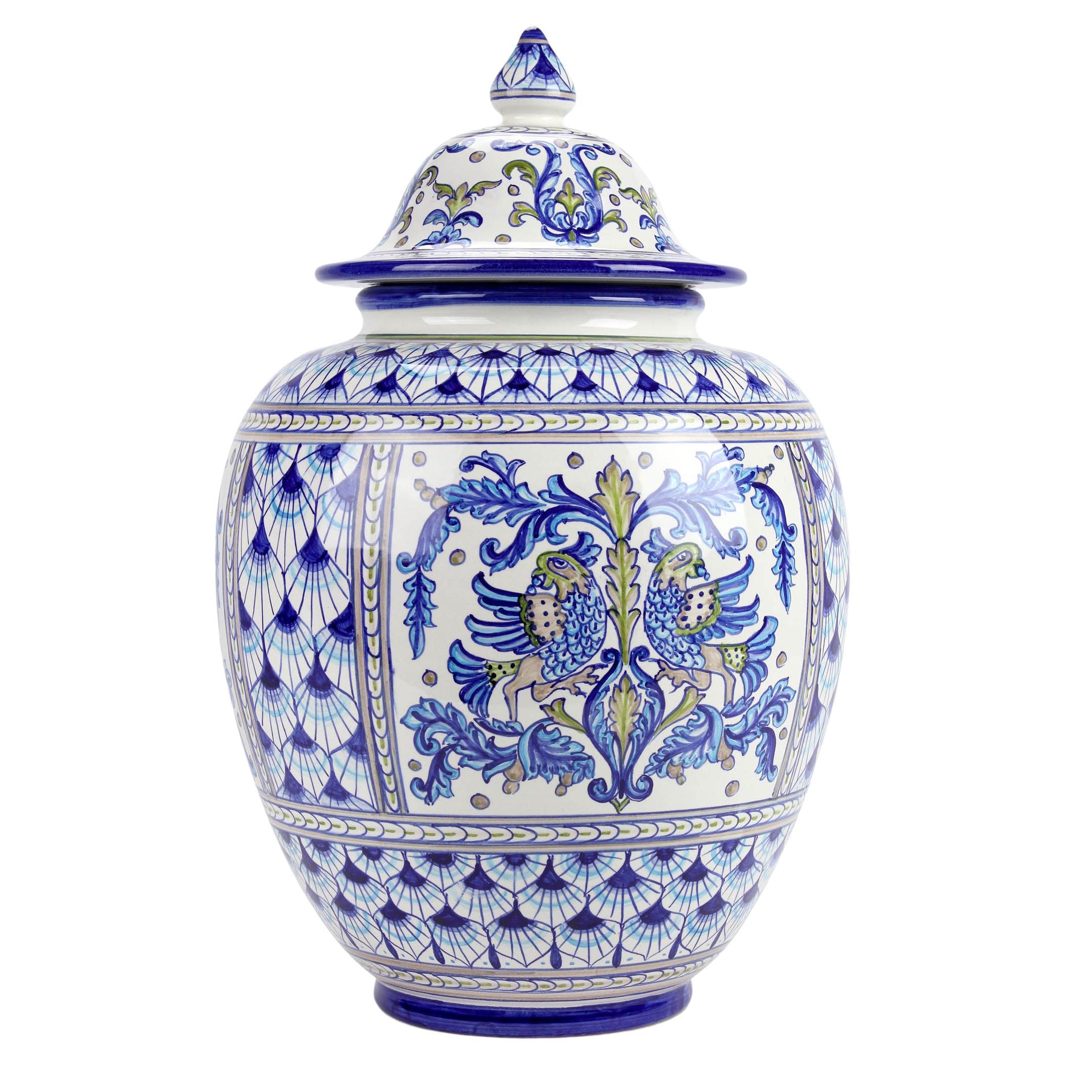 Vase de centre de table Potiche en céramique bleue avec couvercle en majolique peint à la main Deruta, Italie en vente