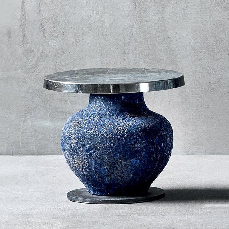 Side table blue ceramic with handcrafted
blue ceramic base. Top in aluminium fusion.
On casted iron base.
Also available in blue ceramic round
Table or low center table.