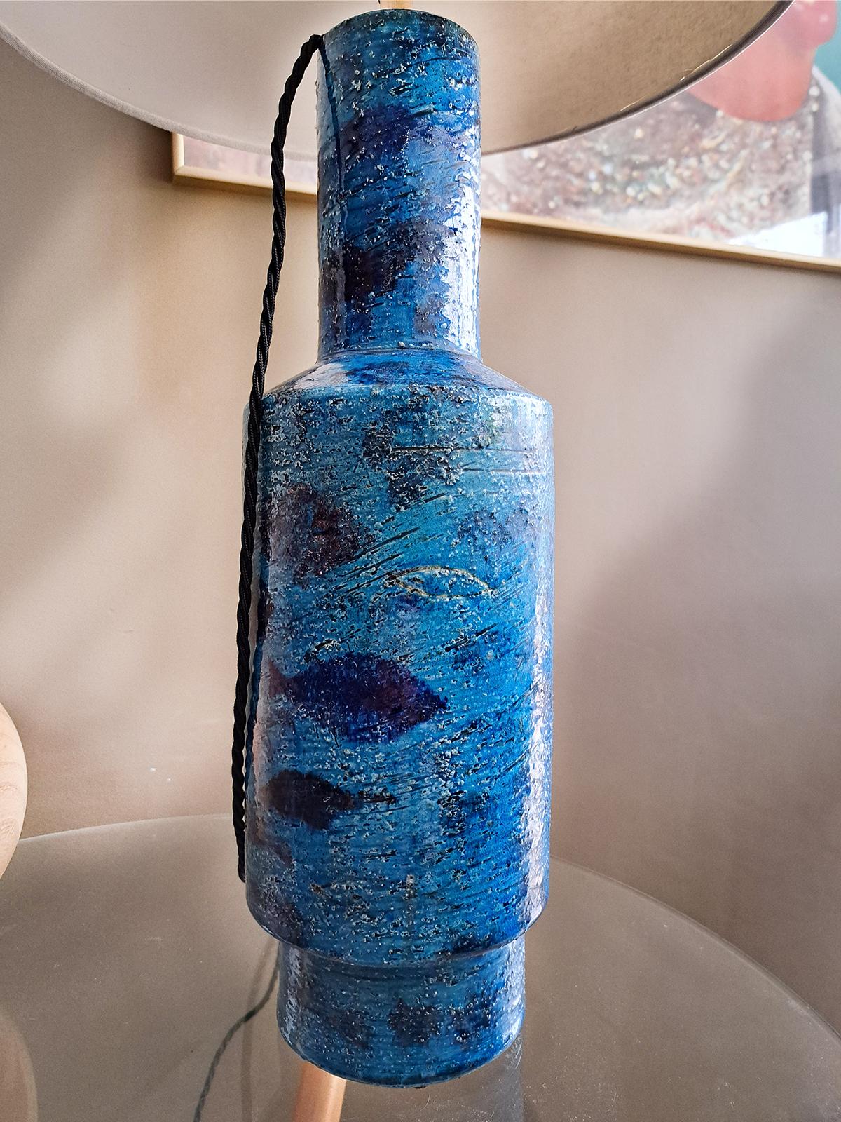 Mid-Century Modern Lampe de table en céramique bleue d'Aldo Londi pour Bitossi, années 1960  en vente