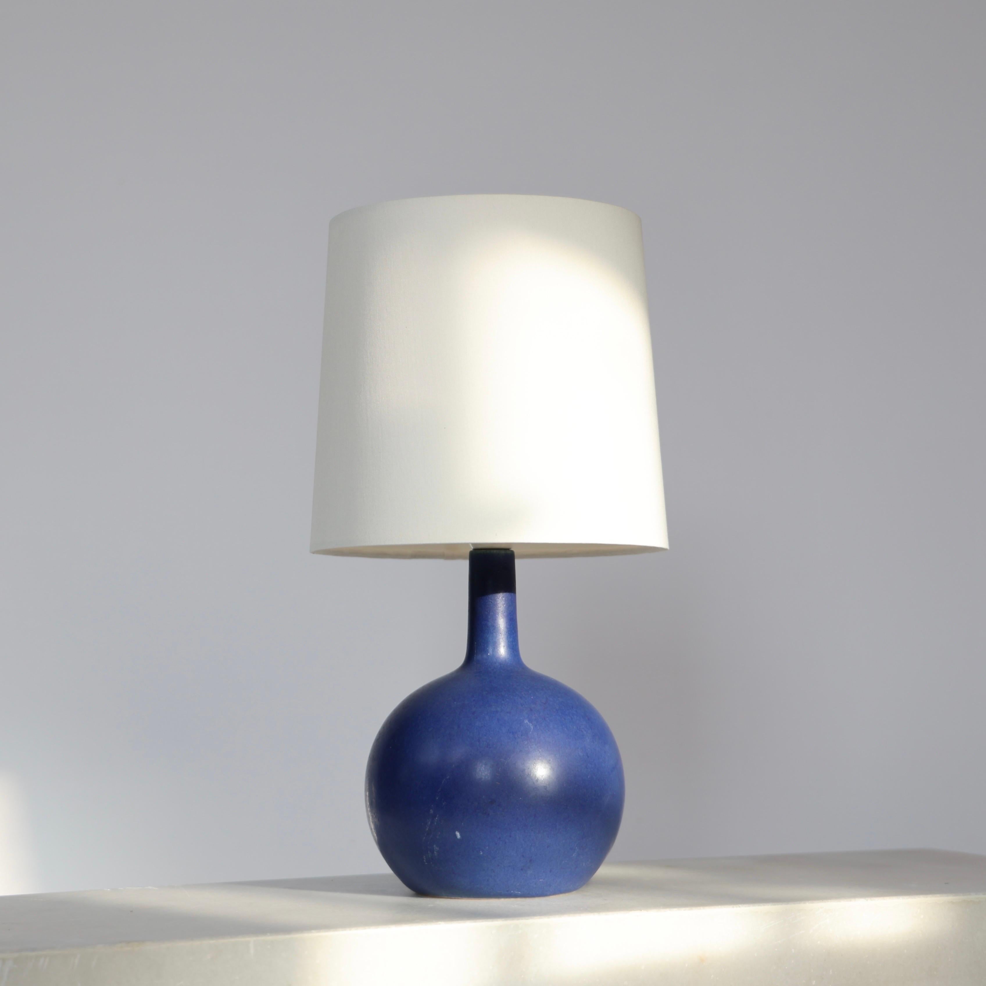 Lampe de table en céramique bleue par Eigil Hindrichsen, années 1950, Danemark en vente 3