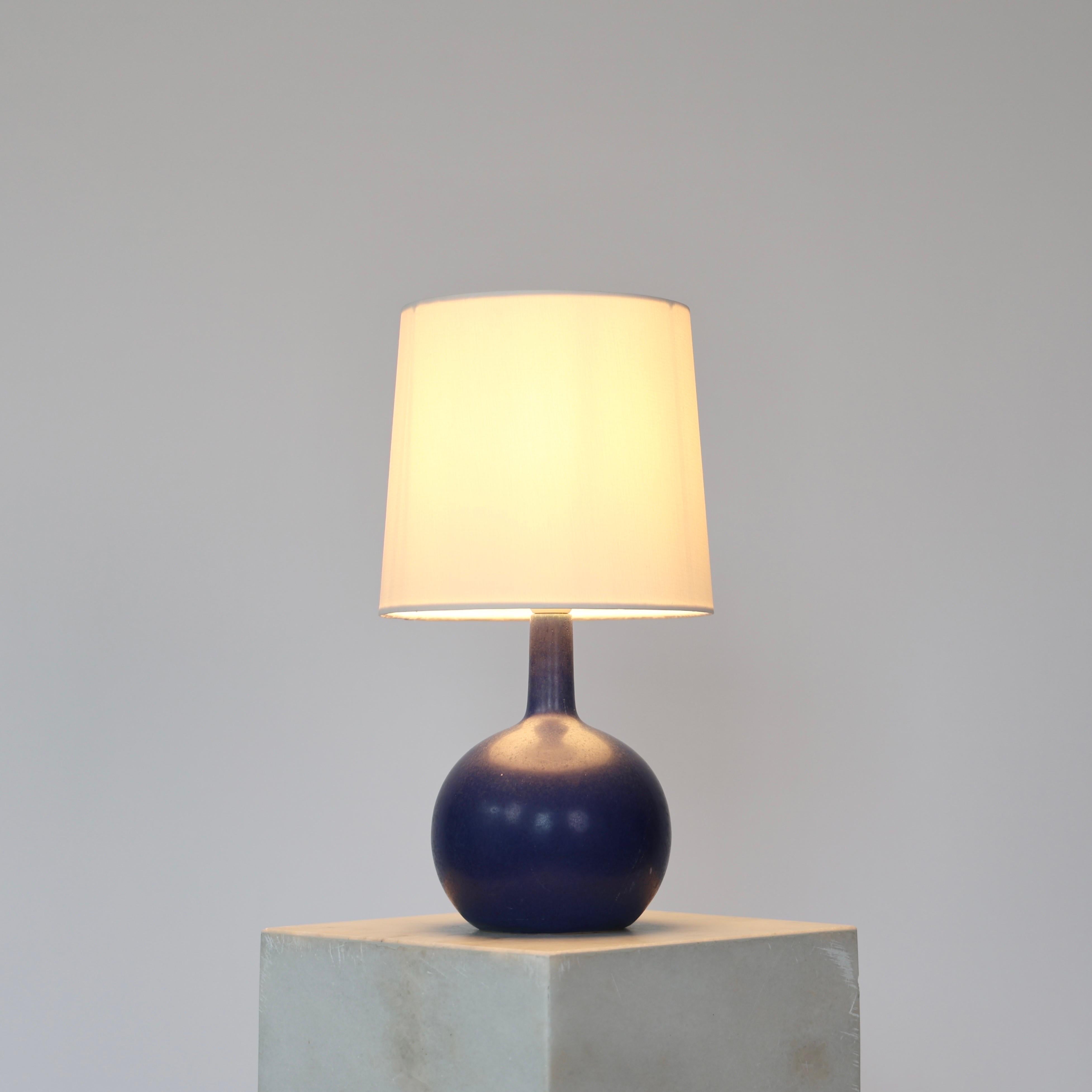 Scandinave moderne Lampe de table en céramique bleue par Eigil Hindrichsen, années 1950, Danemark en vente