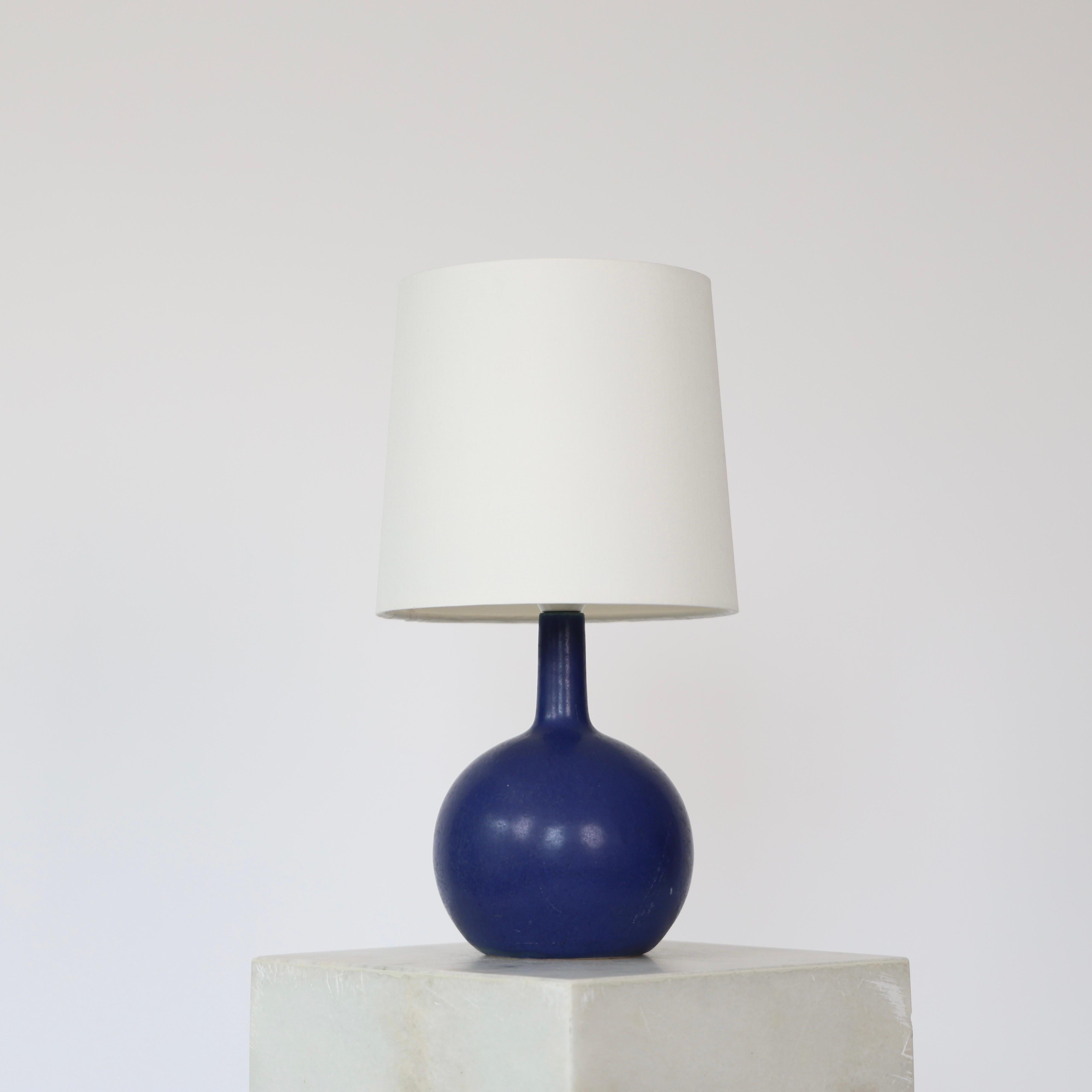 Danois Lampe de table en céramique bleue par Eigil Hindrichsen, années 1950, Danemark en vente