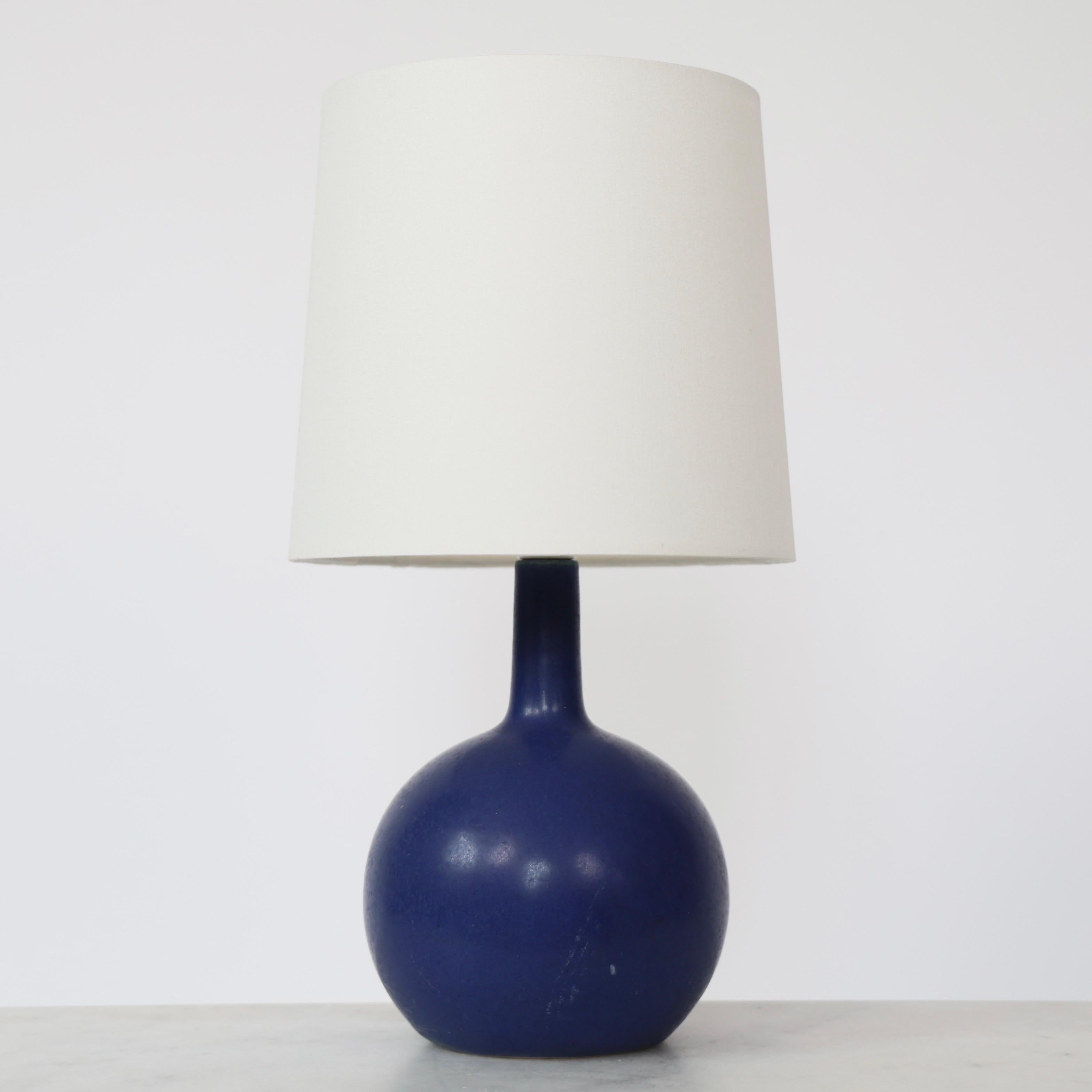 Lampe de table en céramique bleue par Eigil Hindrichsen, années 1950, Danemark Bon état - En vente à Værløse, DK