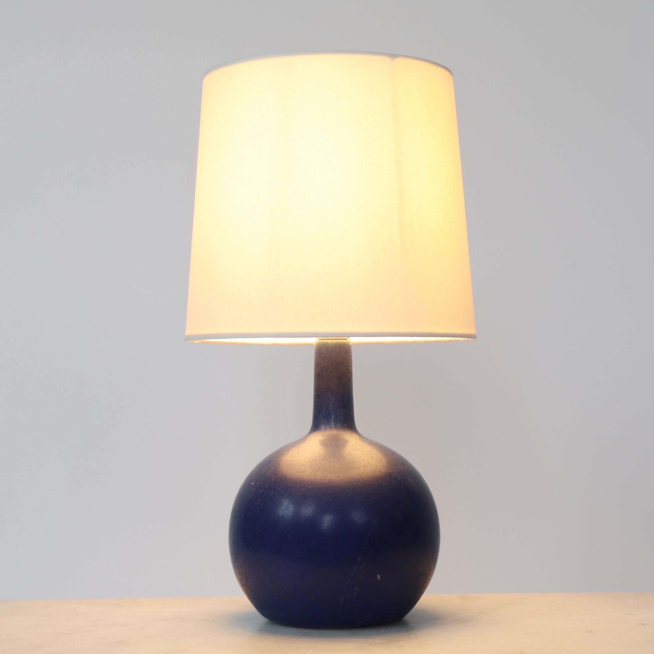 Milieu du XXe siècle Lampe de table en céramique bleue par Eigil Hindrichsen, années 1950, Danemark en vente