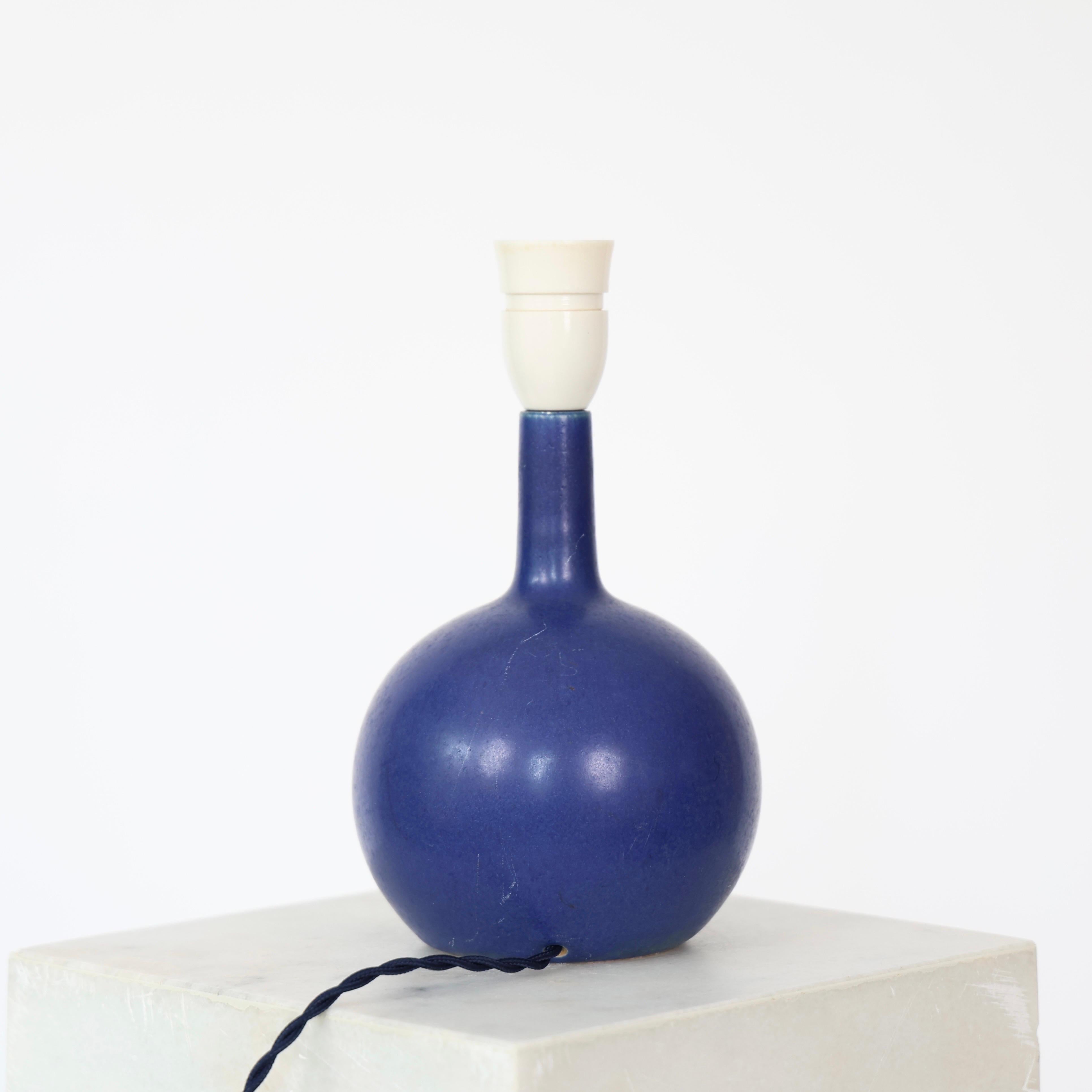 Céramique Lampe de table en céramique bleue par Eigil Hindrichsen, années 1950, Danemark en vente