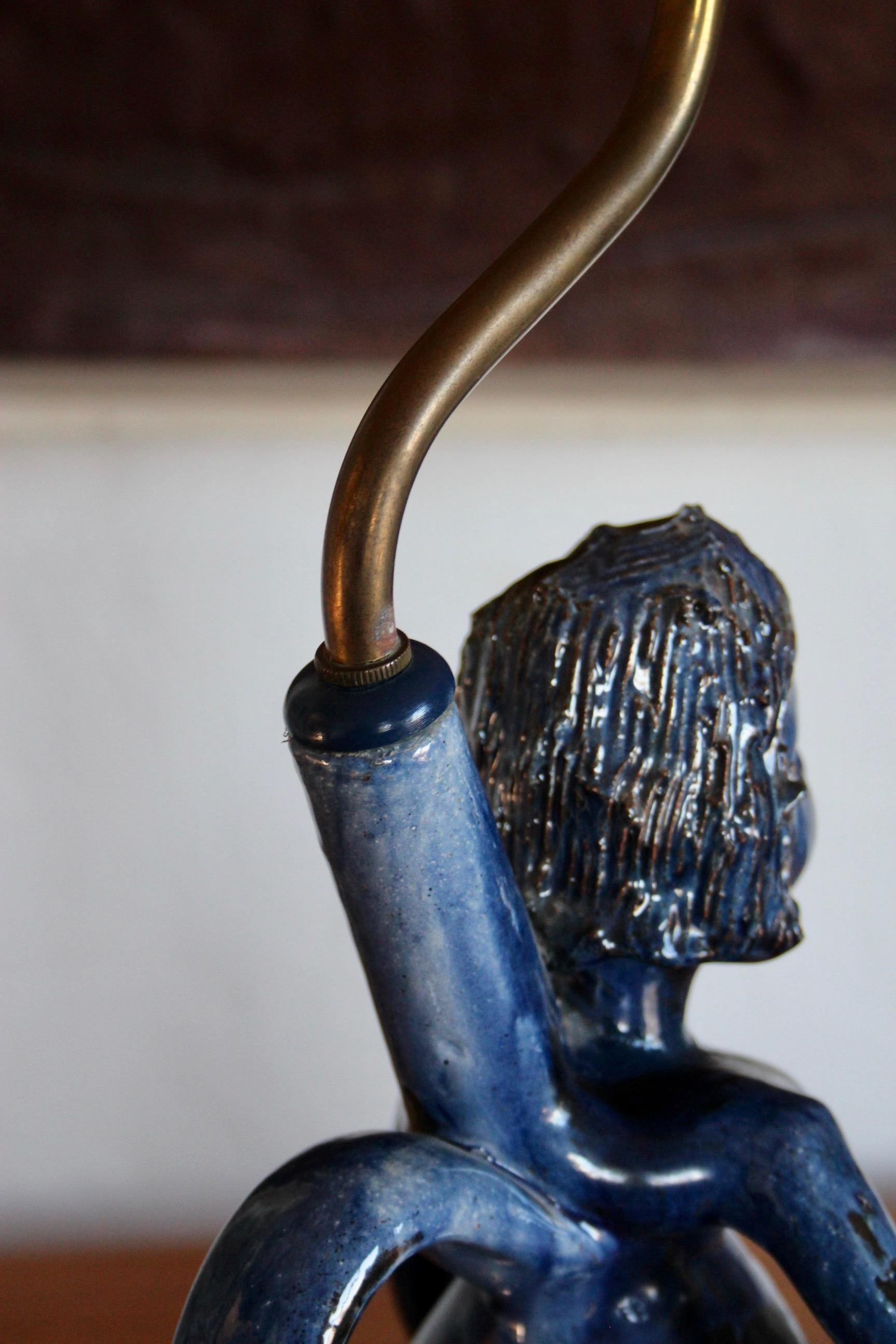 Lampe de table en céramique bleue en vente 7