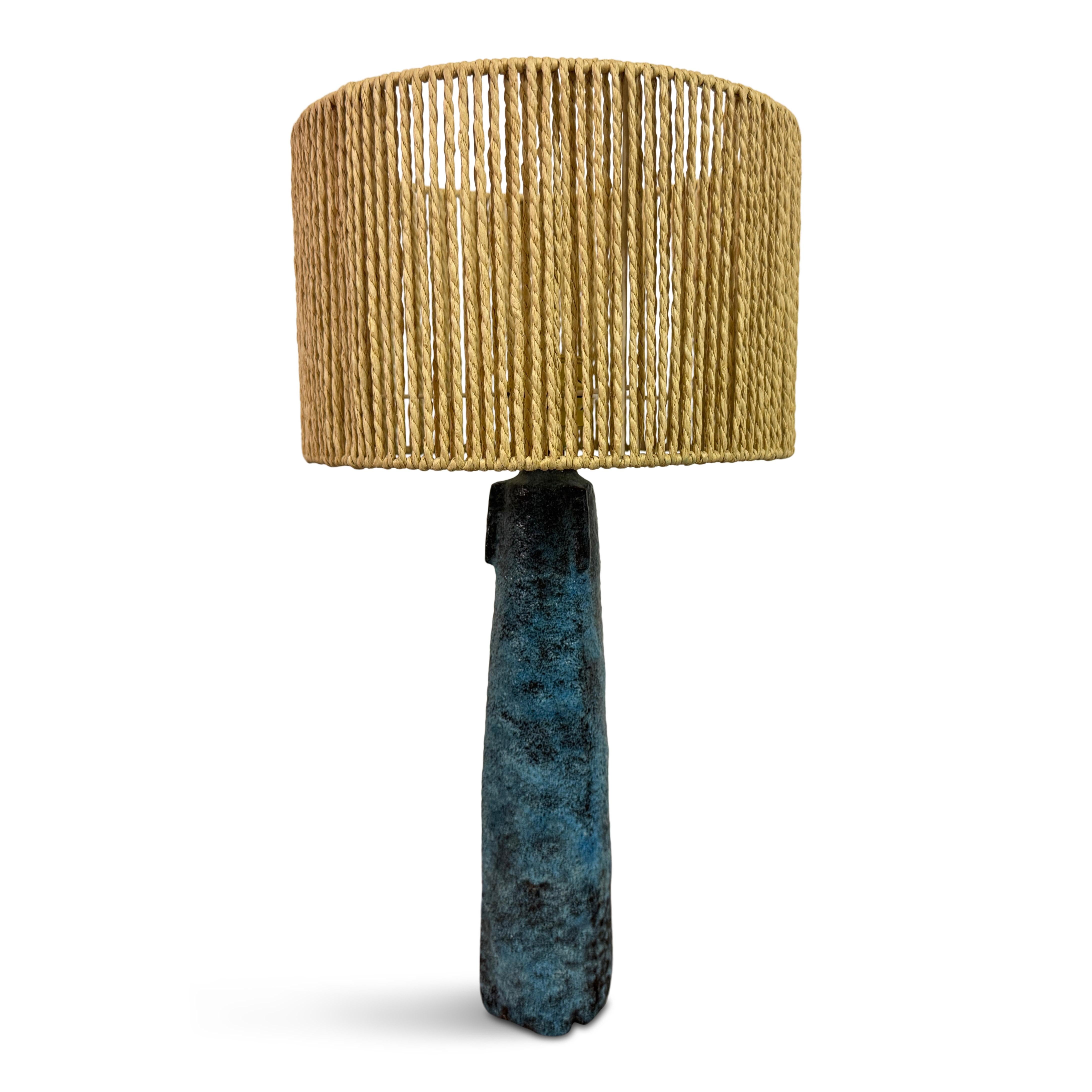 Blaue Keramiktischlampe mit gewebtem Schirm, 1960er Jahre


Eine auffällige Tischlampe aus der Mitte des Jahrhunderts, wahrscheinlich Continental, aus den 1960er Jahren. Der skulpturale Keramiksockel ist mit einer gesprenkelten blauen Glasur mit
