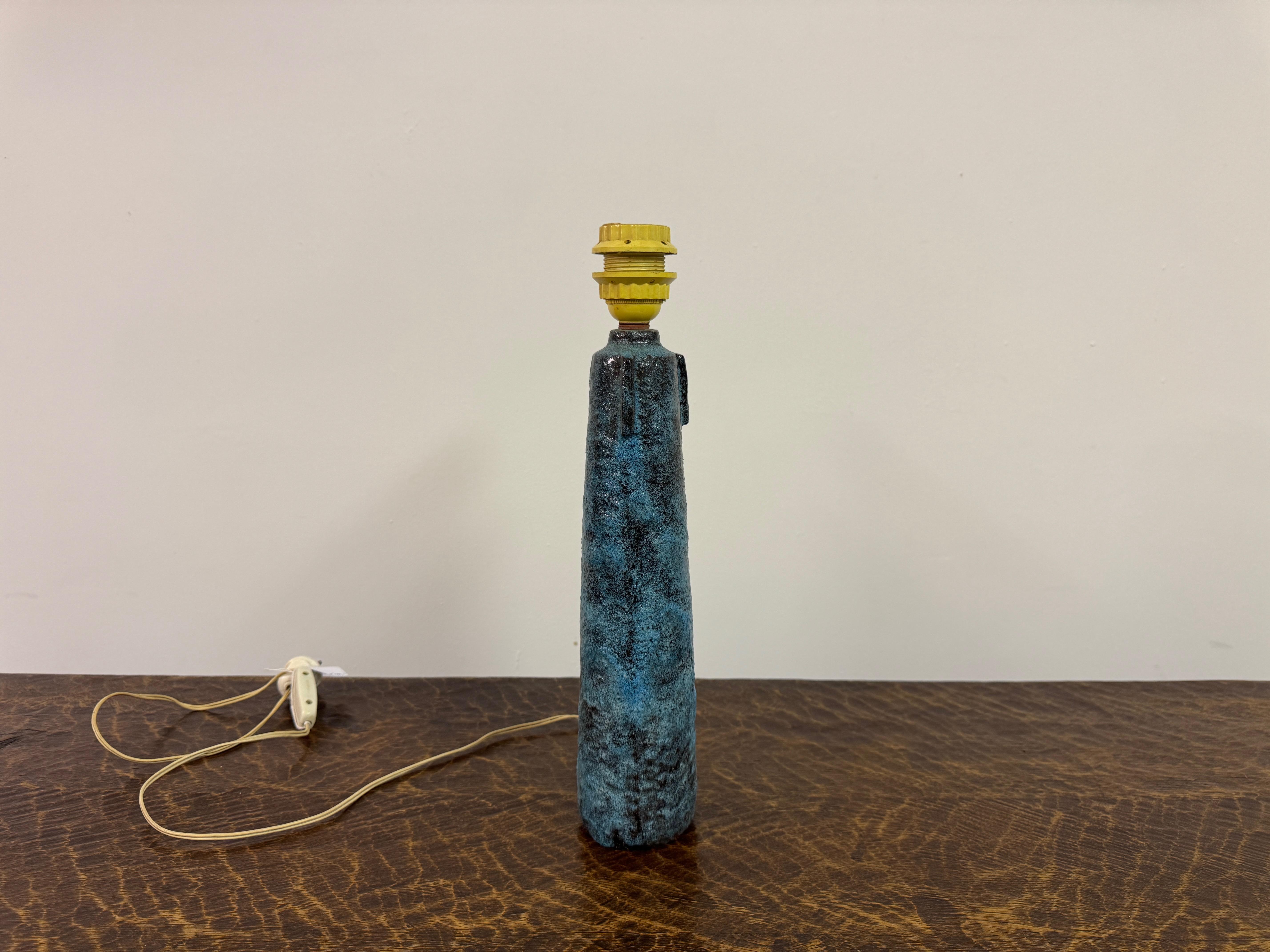 Blaue Keramiktischlampe mit gewebtem Schirm, 1960er Jahre (Moderne der Mitte des Jahrhunderts) im Angebot