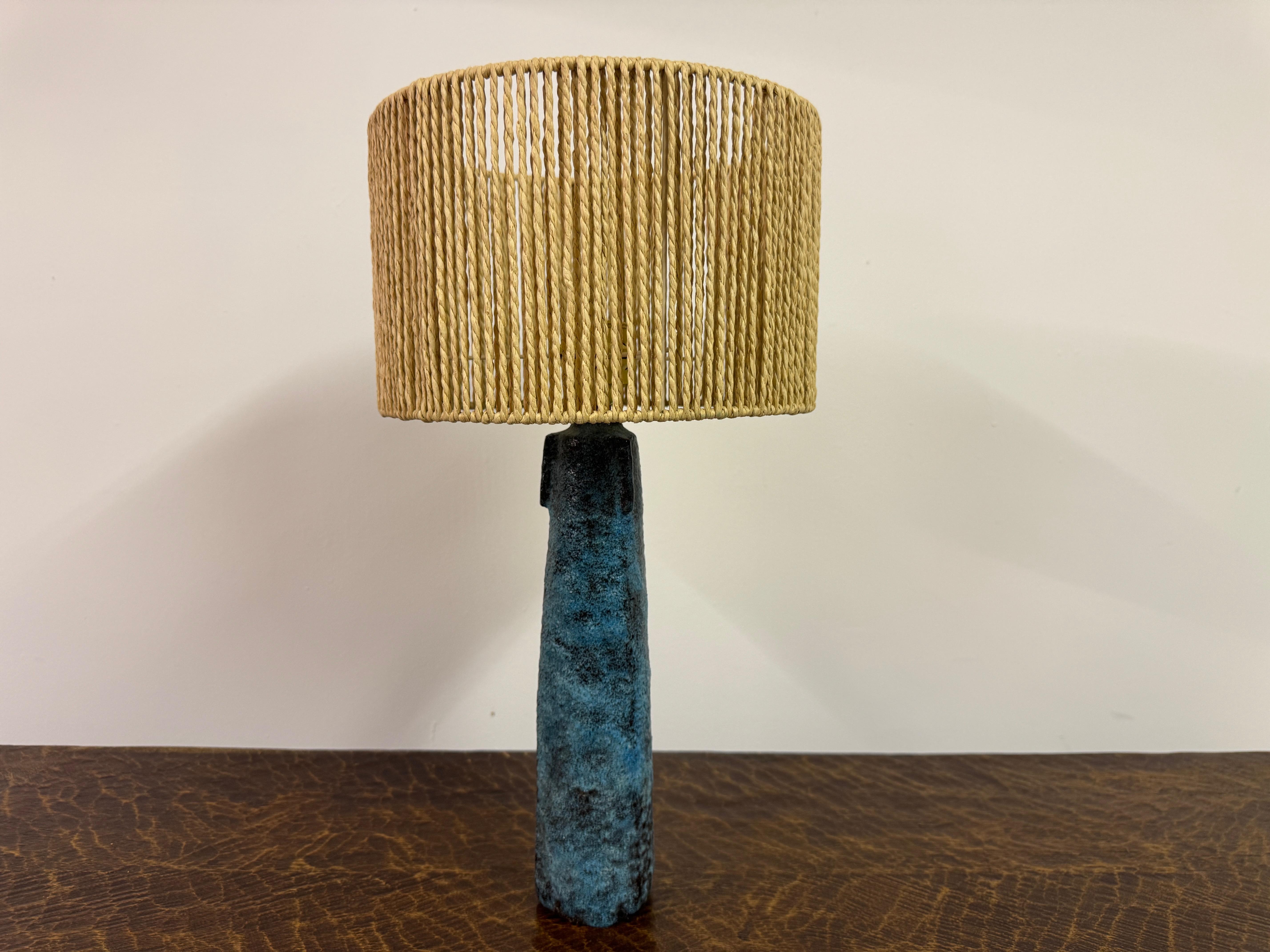Blaue Keramiktischlampe mit gewebtem Schirm, 1960er Jahre im Zustand „Gut“ im Angebot in London, London