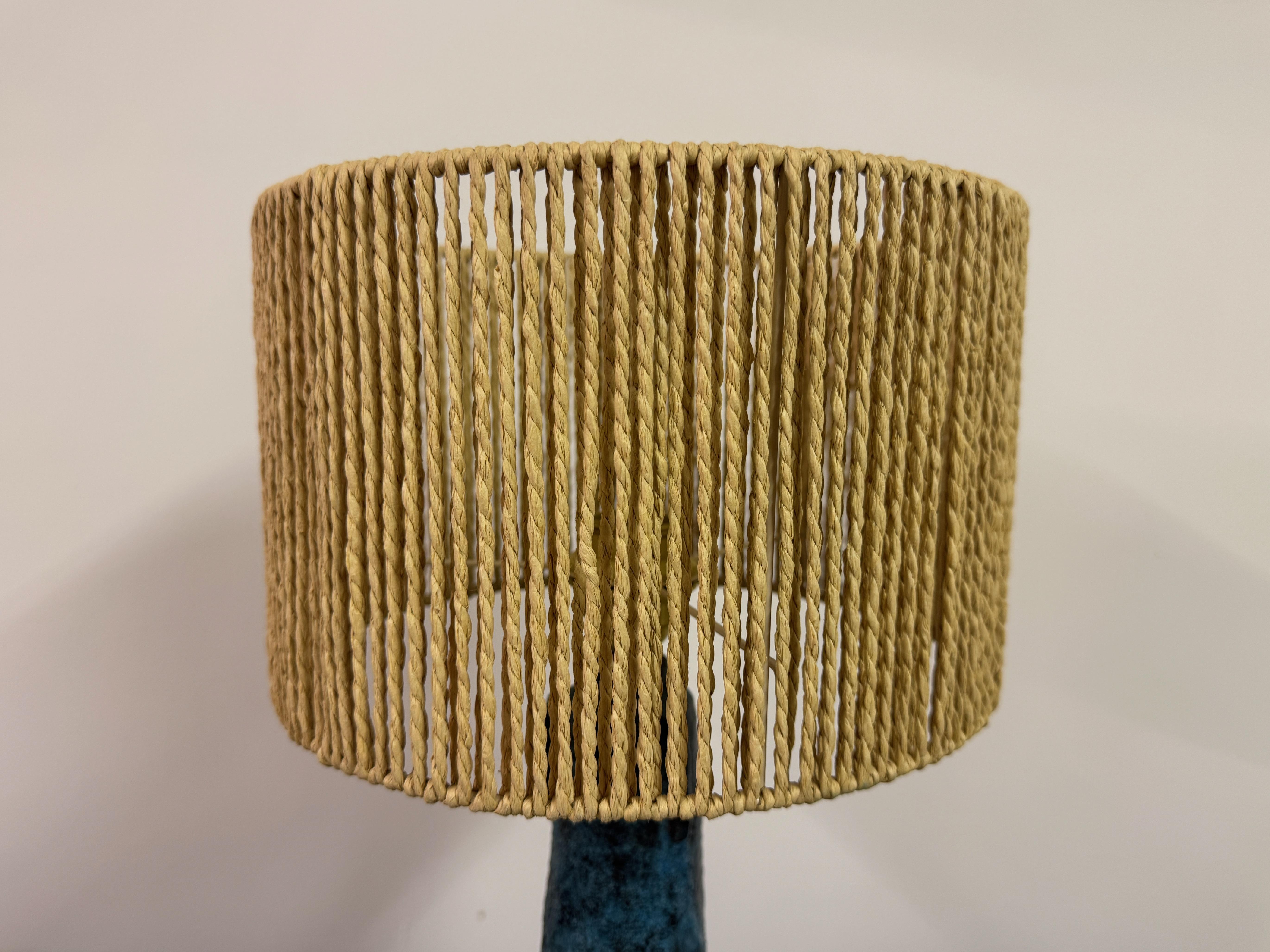 Blaue Keramiktischlampe mit gewebtem Schirm, 1960er Jahre (20. Jahrhundert) im Angebot