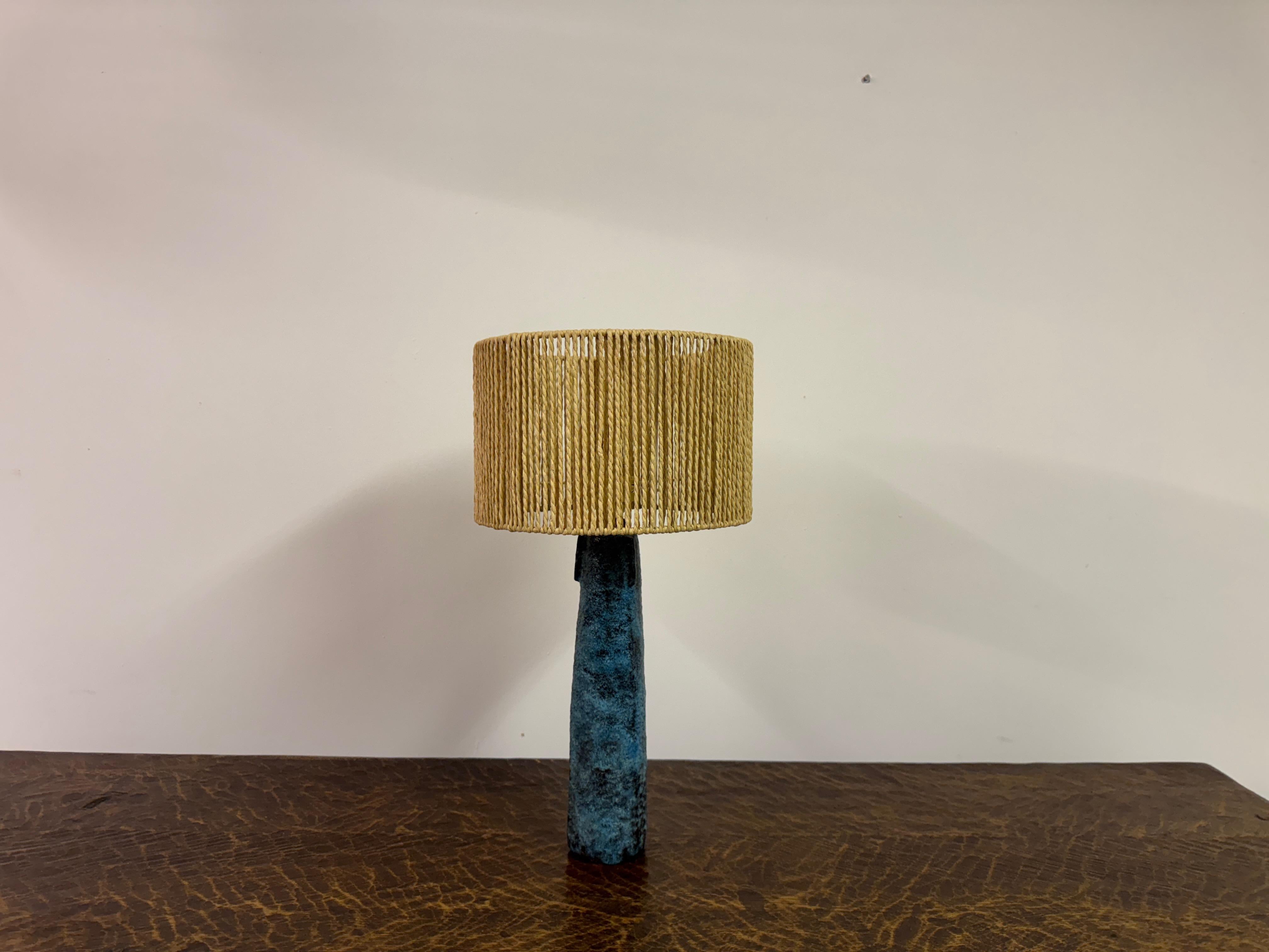 Blaue Keramiktischlampe mit gewebtem Schirm, 1960er Jahre im Angebot 3