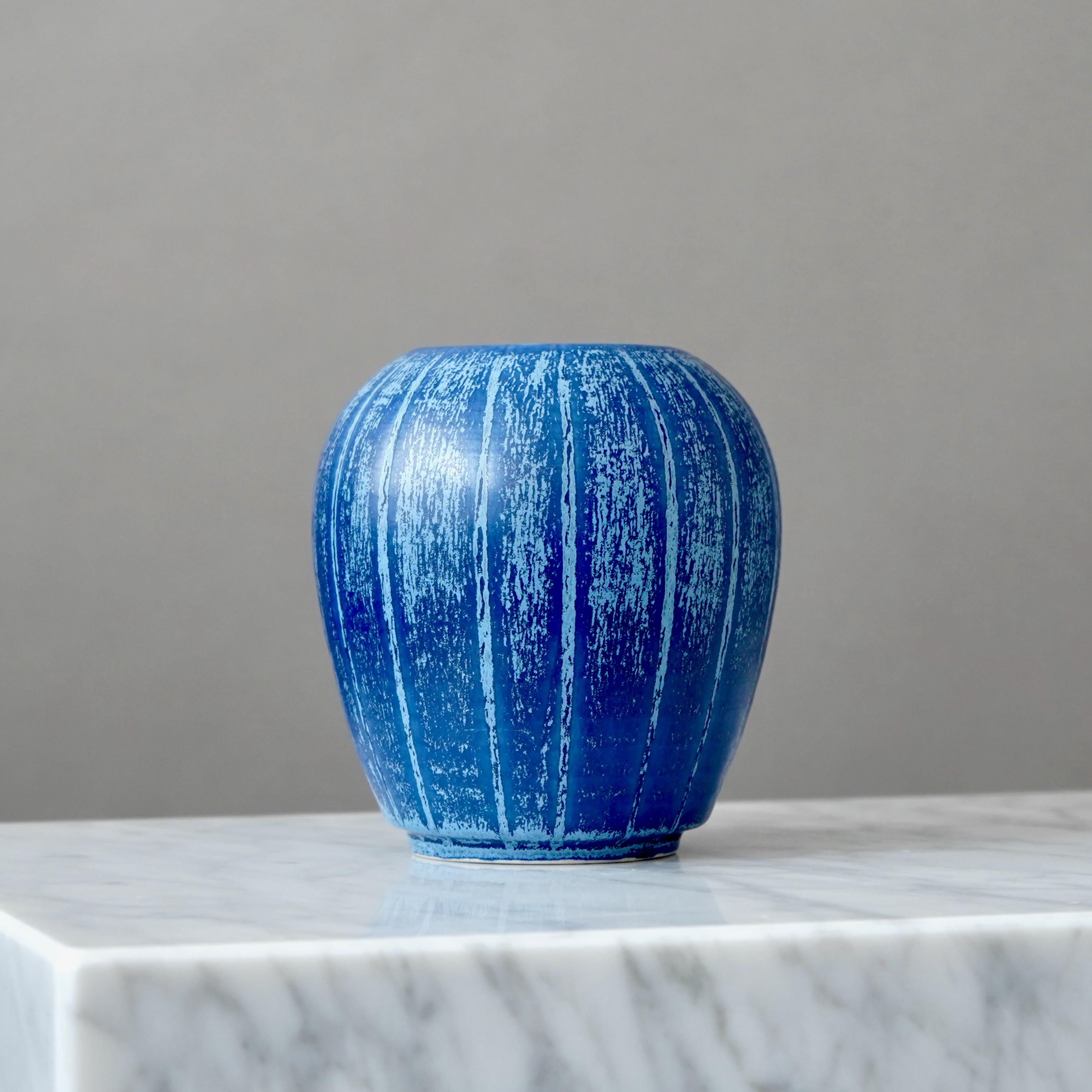 Un magnifique vase en céramique The Modern Scandinavian avec une glaçure étonnante. 
Conçu par Eva Jancke-Björk pour Bo Fajans, Suède, années 1940.

Excellent état. 
Marques de fabricants sur la base du vase.

Eva Jancke-Björk (1882-1981) est une