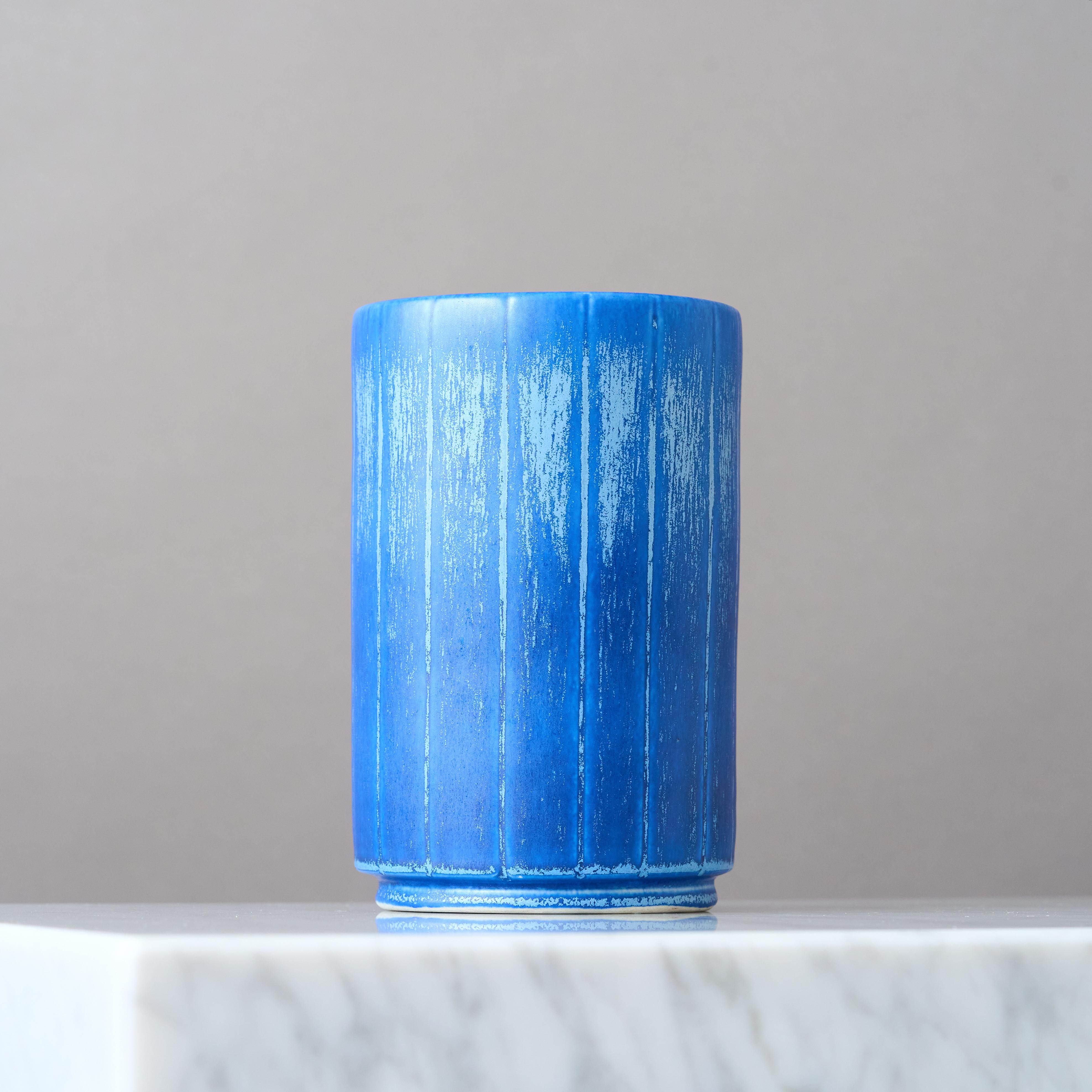 Un precioso jarrón de cerámica escandinava moderna con un esmalte asombroso. 
Diseñado por Eva Jancke-Björk para Bo Fajans, Suecia, década de 1940.

Gran condición. Sin desconchones, grietas ni agrietamientos.
Marcas del fabricante en la base del