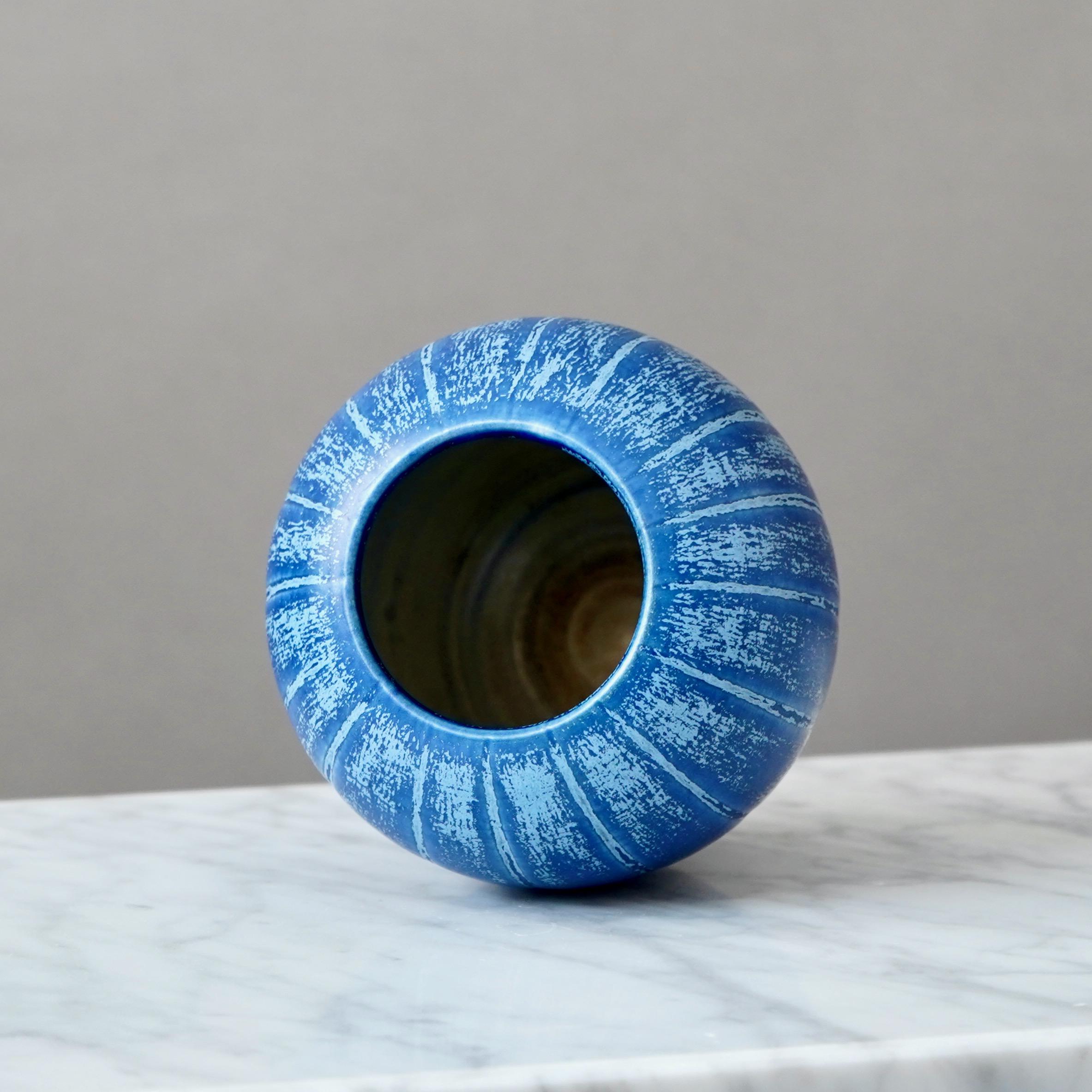 Scandinave moderne Vase bleu d'Eva Jancke Bjork pour Bo Fajans, Suède, années 1940 en vente