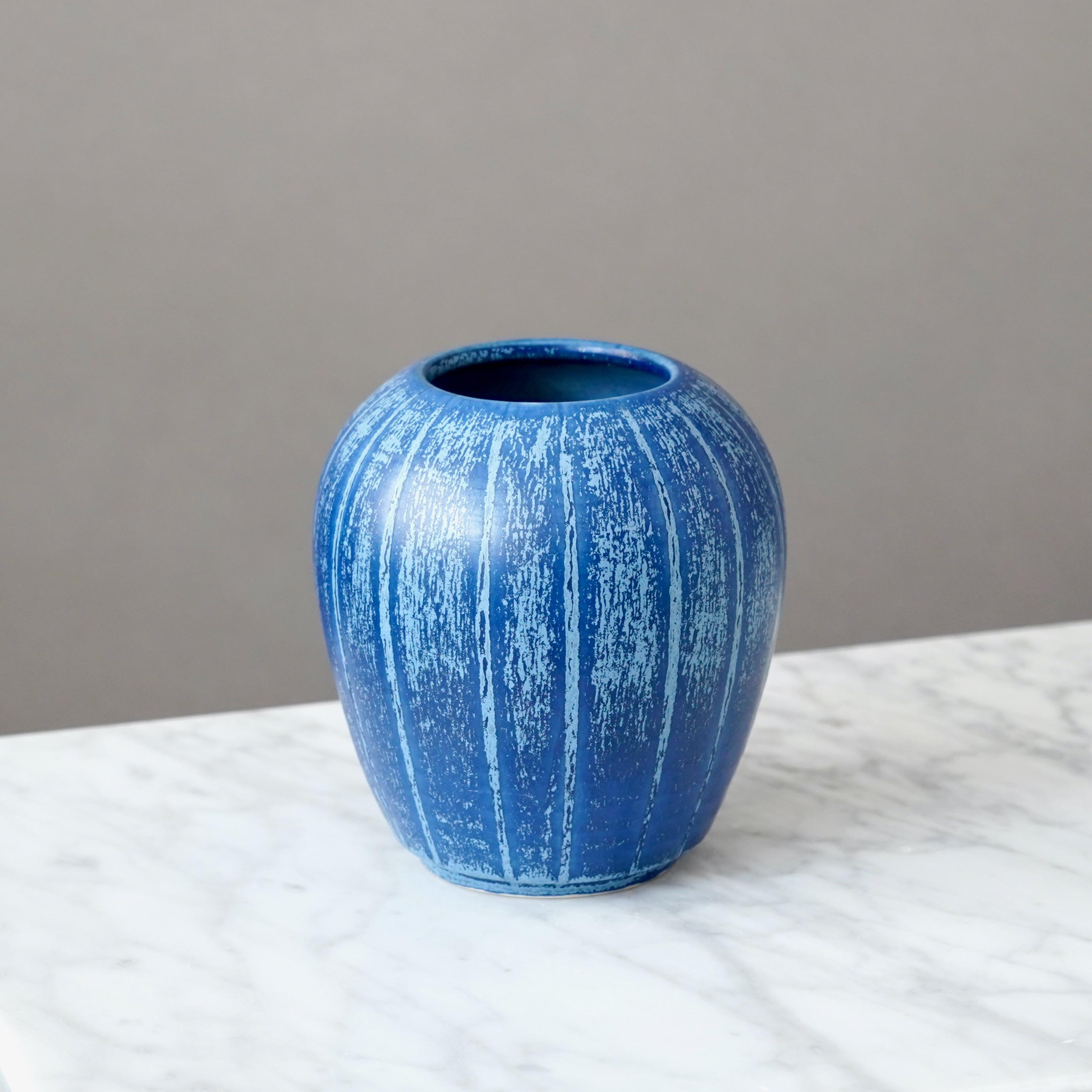 Suédois Vase bleu d'Eva Jancke Bjork pour Bo Fajans, Suède, années 1940 en vente