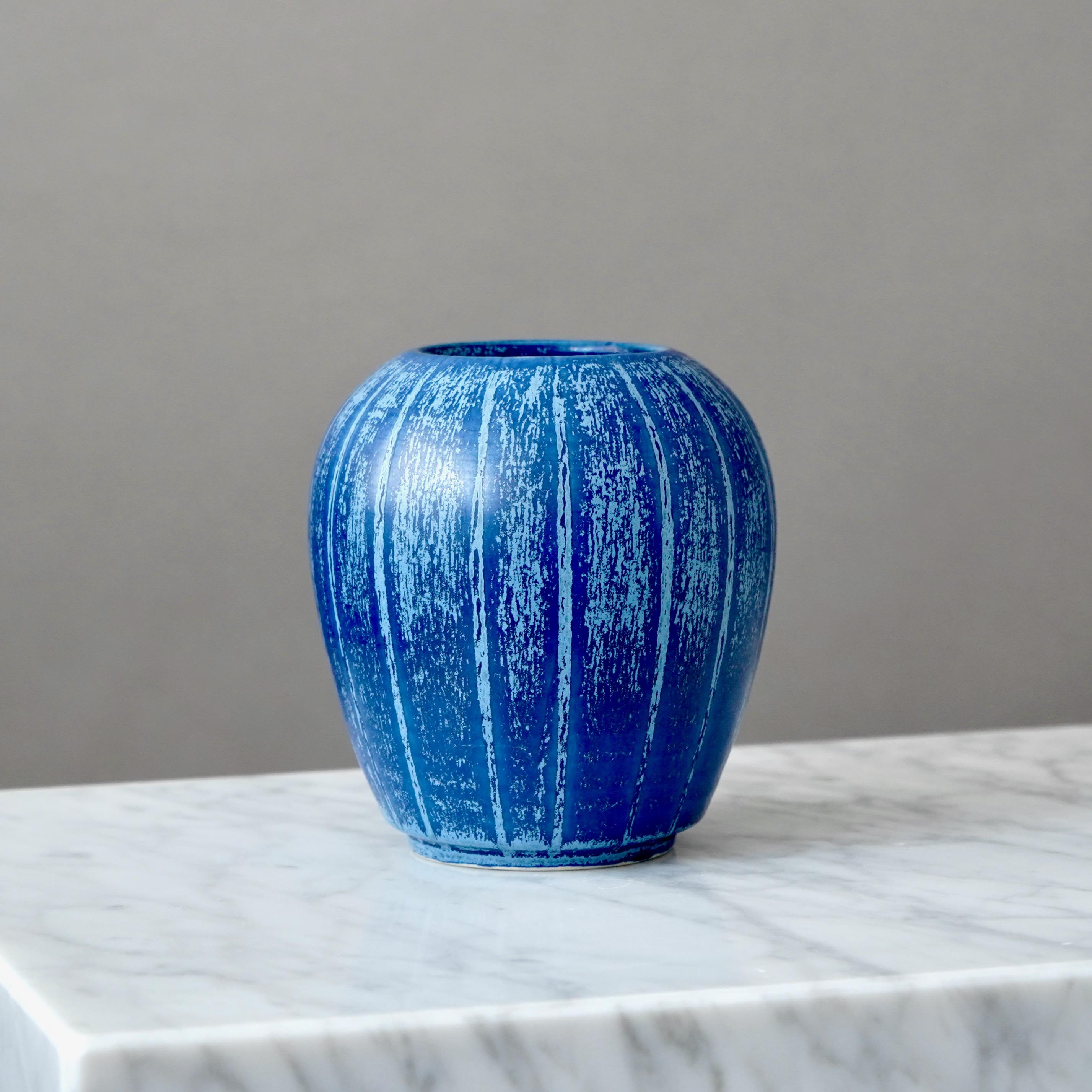 Vernissé Vase bleu d'Eva Jancke Bjork pour Bo Fajans, Suède, années 1940 en vente