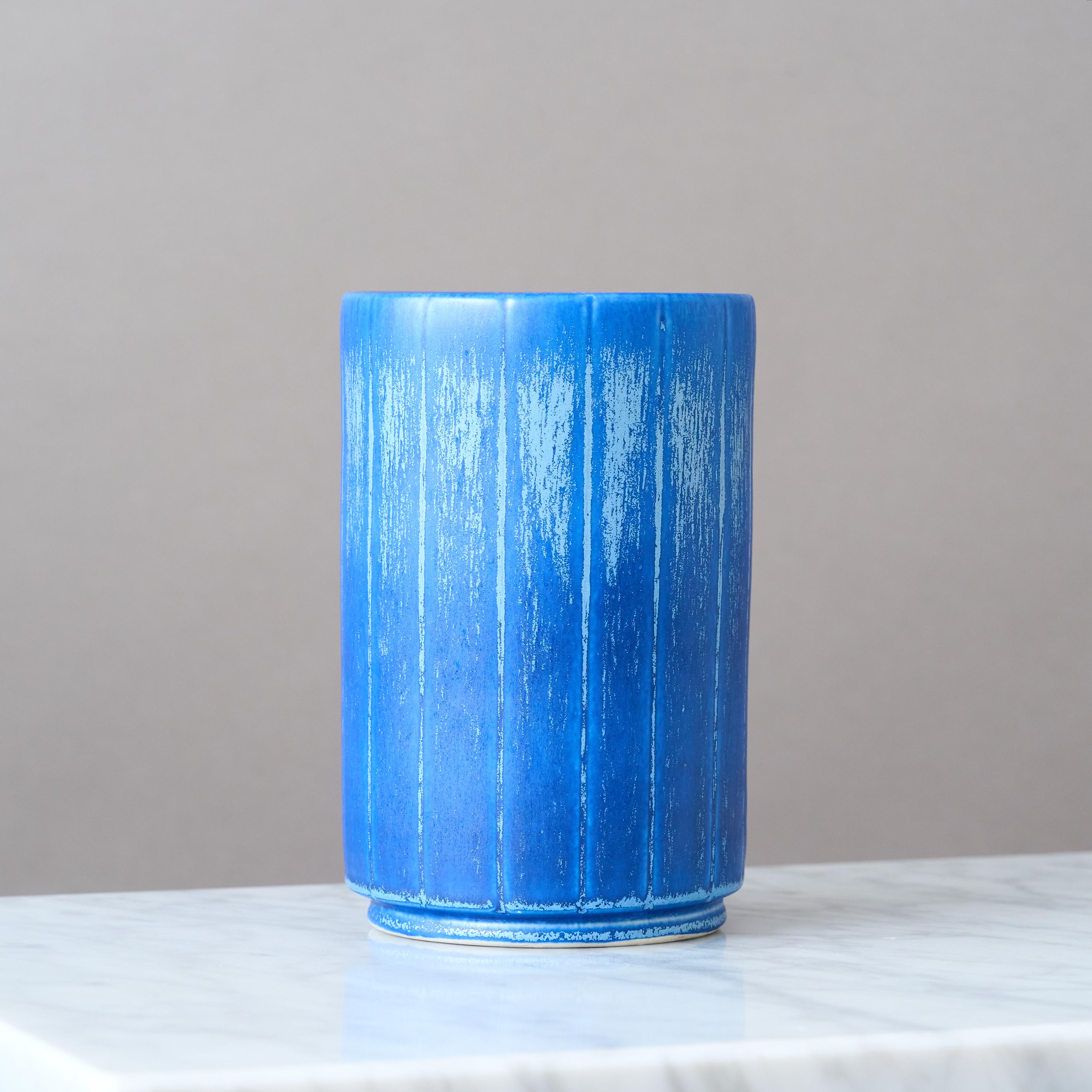 Jarrón de cerámica azul de Eva Jancke Bjork para Bo Fajans, Suecia, década de 1940. Glaseado en venta