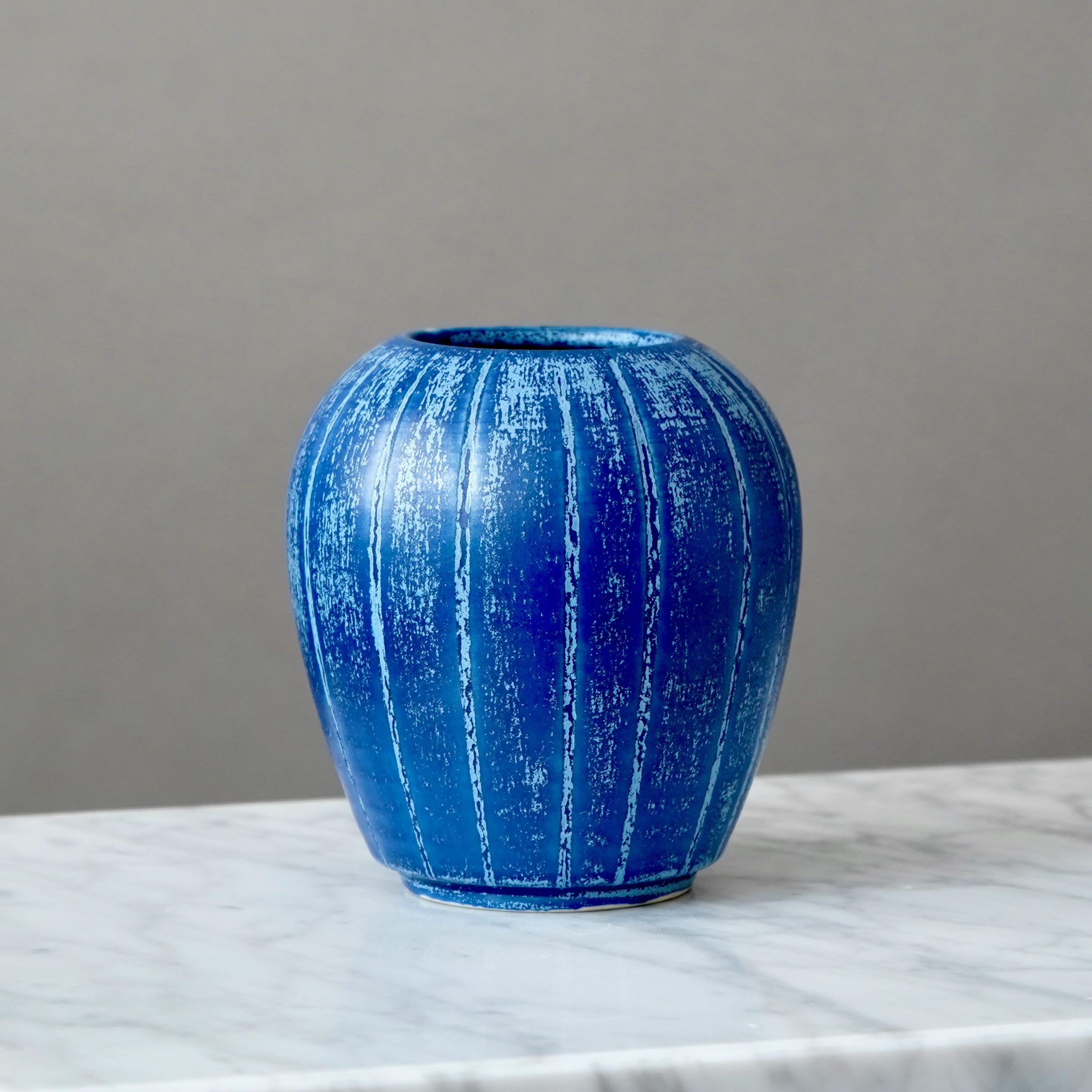 Vase bleu d'Eva Jancke Bjork pour Bo Fajans, Suède, années 1940 Bon état - En vente à Malmö, SE