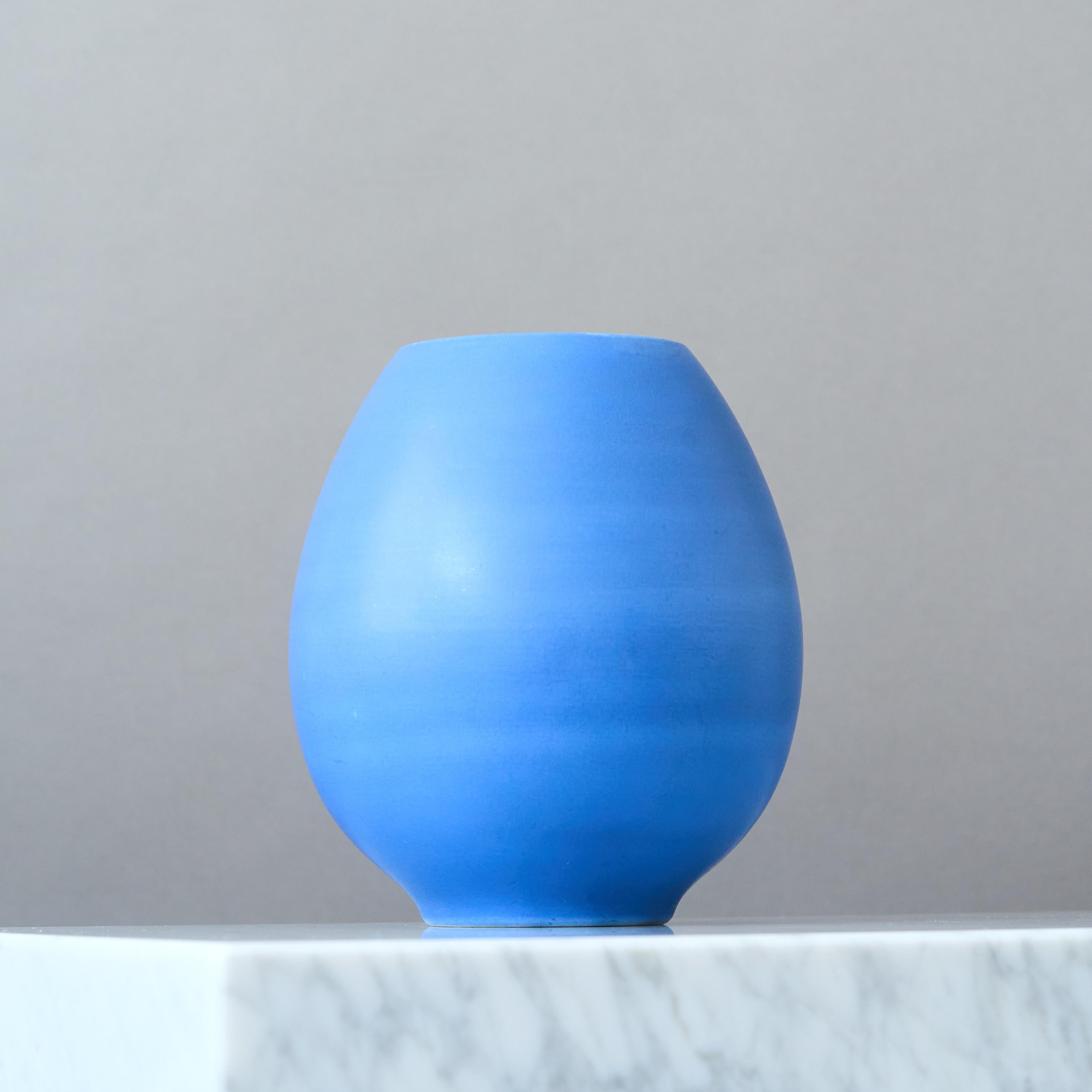 Schöne Vase mit blauer Glasur.
Hergestellt von Gertrud Lönegren in Rorstrand in Schweden zwischen 1936-41.

Sehr guter Zustand, einige kleine Metallspuren. 
Eingedrückt 