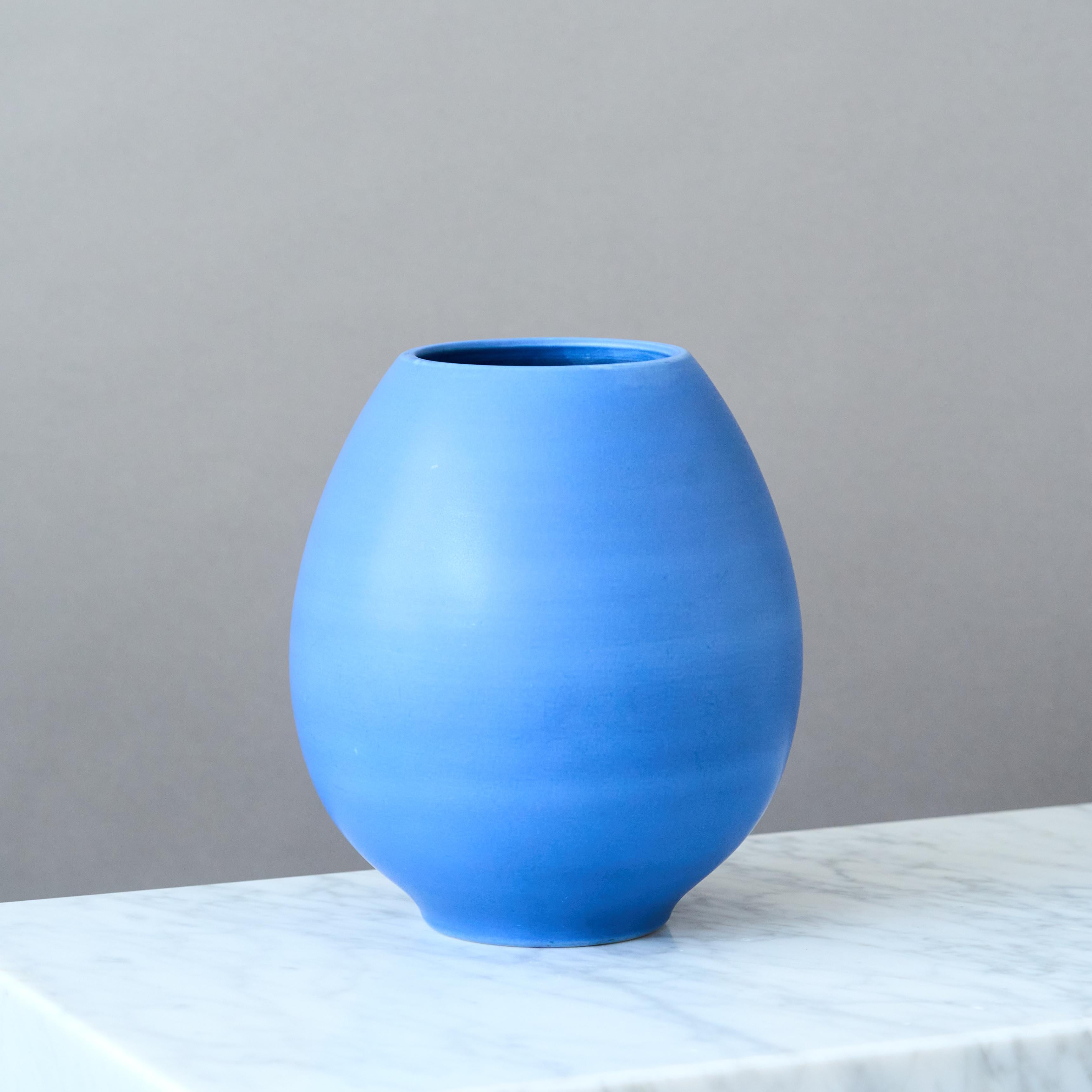 Blaue Keramikvase von Gertrud Lönegren, Rörstrand, Schweden, 1930er Jahre. (Skandinavische Moderne) im Angebot